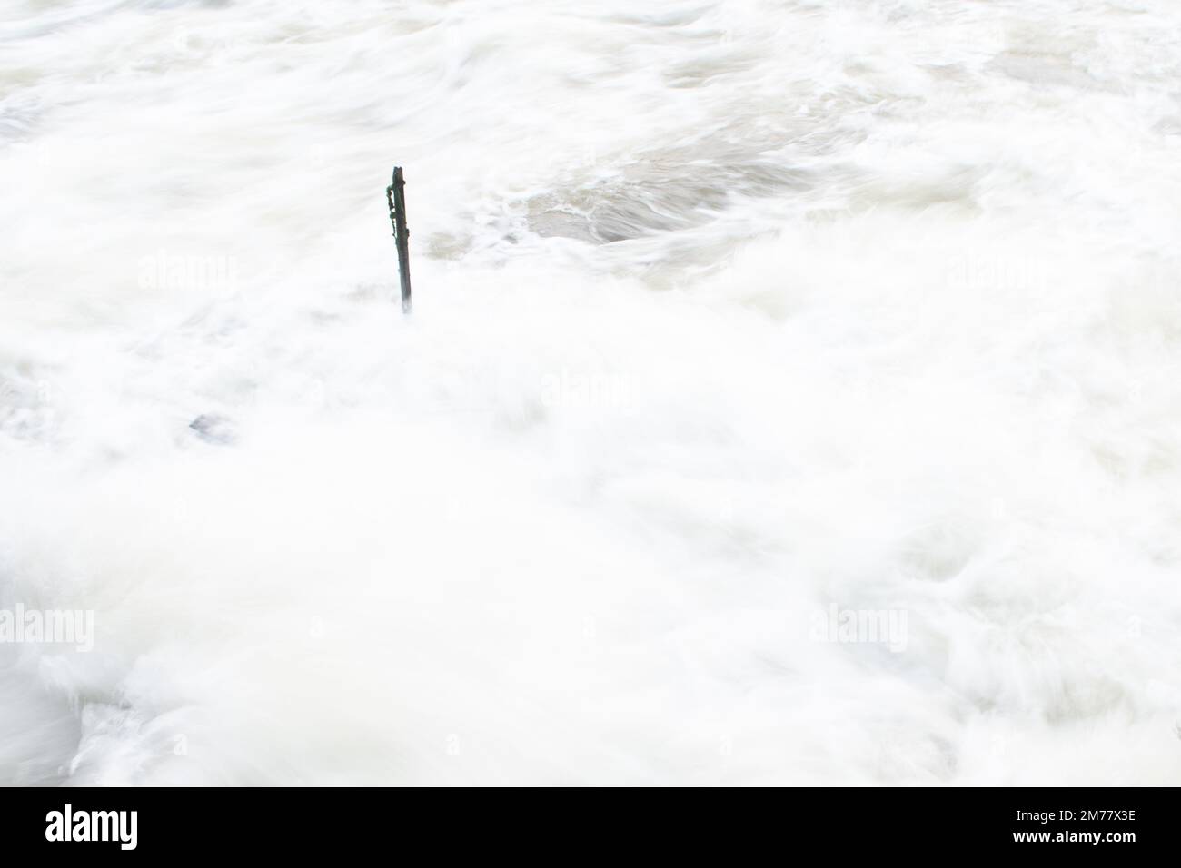 Eau à écoulement rapide sur un déversoir Banque D'Images