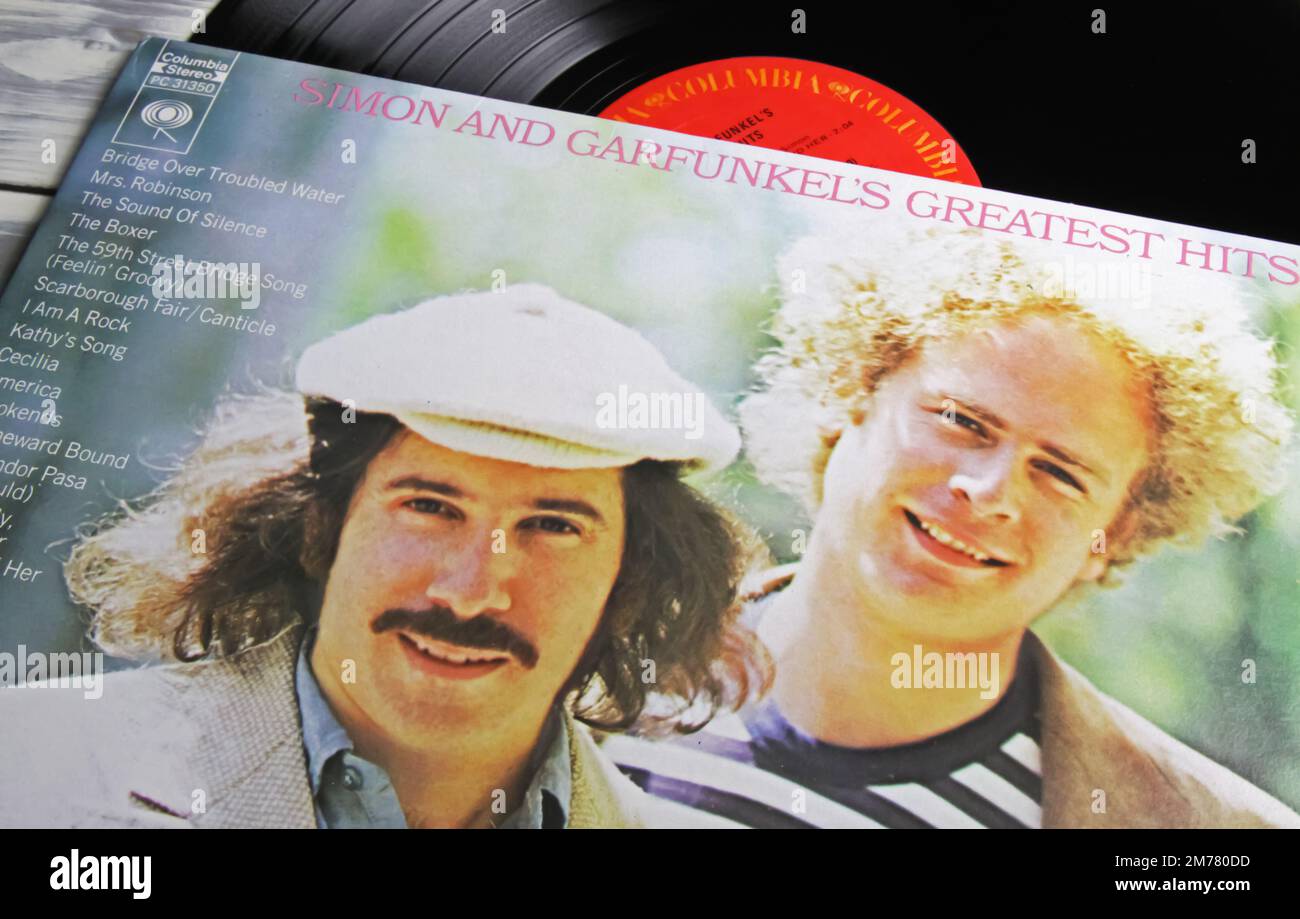 Viersen, Allemagne - 9 novembre. 2022: Gros plan de la couverture de disque de vinyle isolé avec Simon et Garfunkel à succès chansons Banque D'Images
