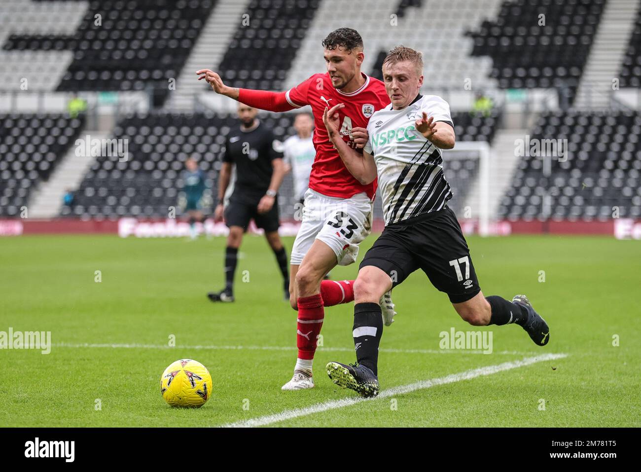 Matty Wolfe #33 de Barnsley et Louie Sibley #17 de Derby County batailles pour le ballon pendant la coupe Emirates FA troisième Round Match Derby County vs Barnsley au Pride Park Stadium, Derby, Royaume-Uni, 8th janvier 2023 (photo de Mark Cosgrove/News Images) Banque D'Images