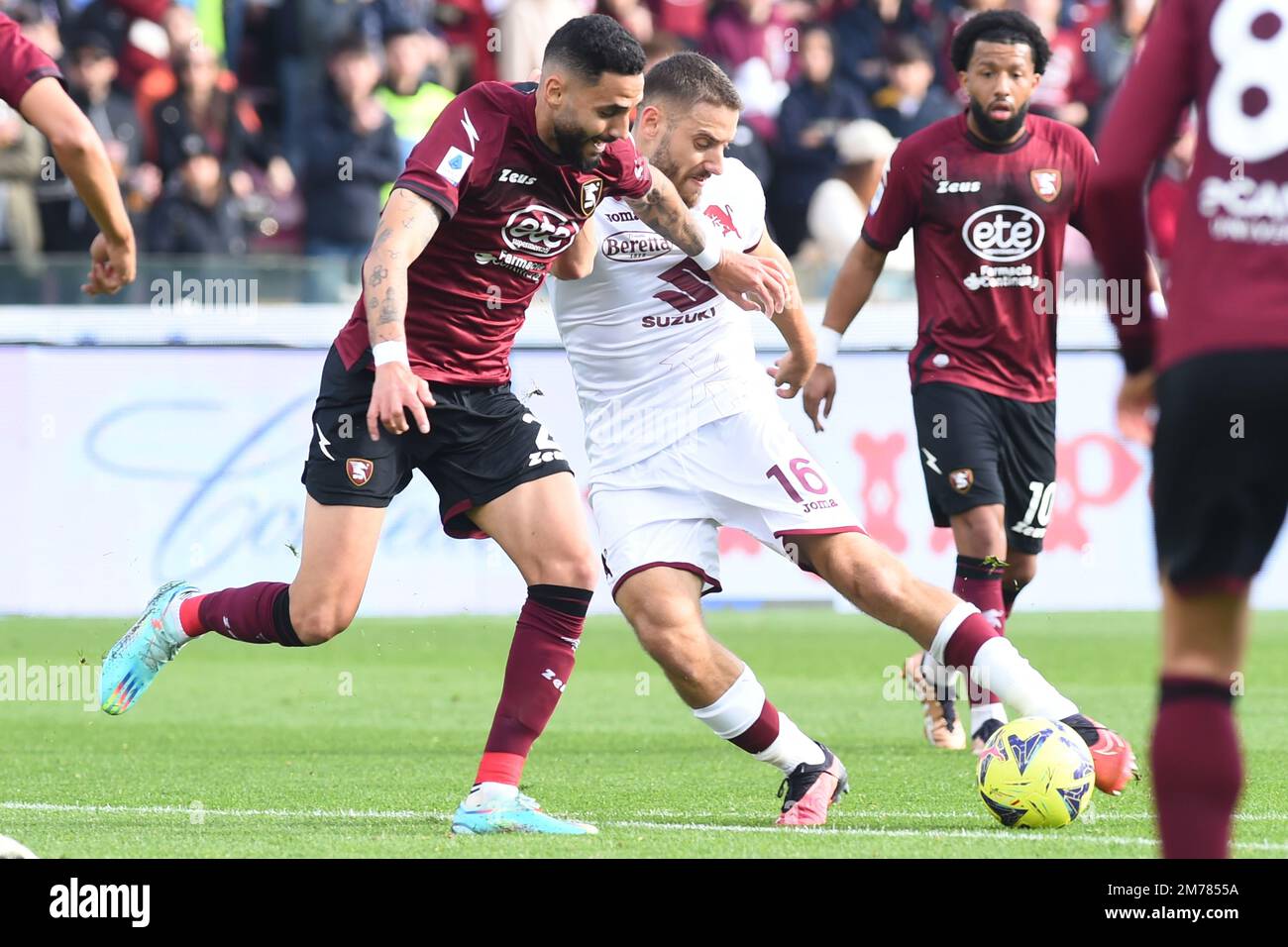 Dylan Bronn des États-Unis Salernitana et Nikola Vlasic du FC de Turin rivalise pour le ballon avec lors du match de football amical US Salernitana 1919 v FC Torino au stade Arechi Banque D'Images