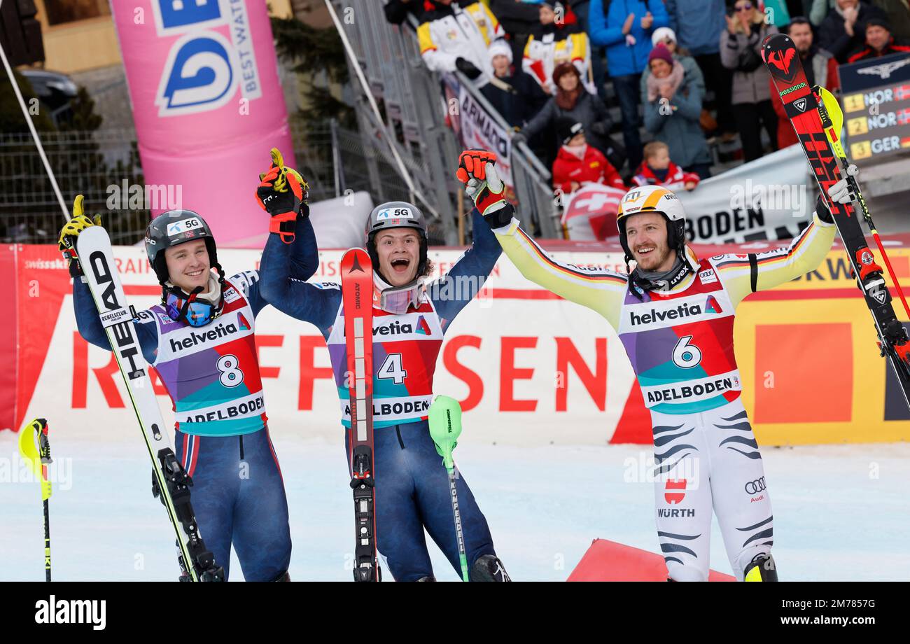 Ski alpin - FIS coupe du monde de ski alpin - Slalom masculin - Adelboden, Suisse - 8 janvier 2023 Lucas Braathen Norvège célèbre après avoir remporté la victoire aux côtés de Linus Strasser en Allemagne et d'Atle lie McGrath REUTERS/Stefan Wermuth en Norvège Banque D'Images