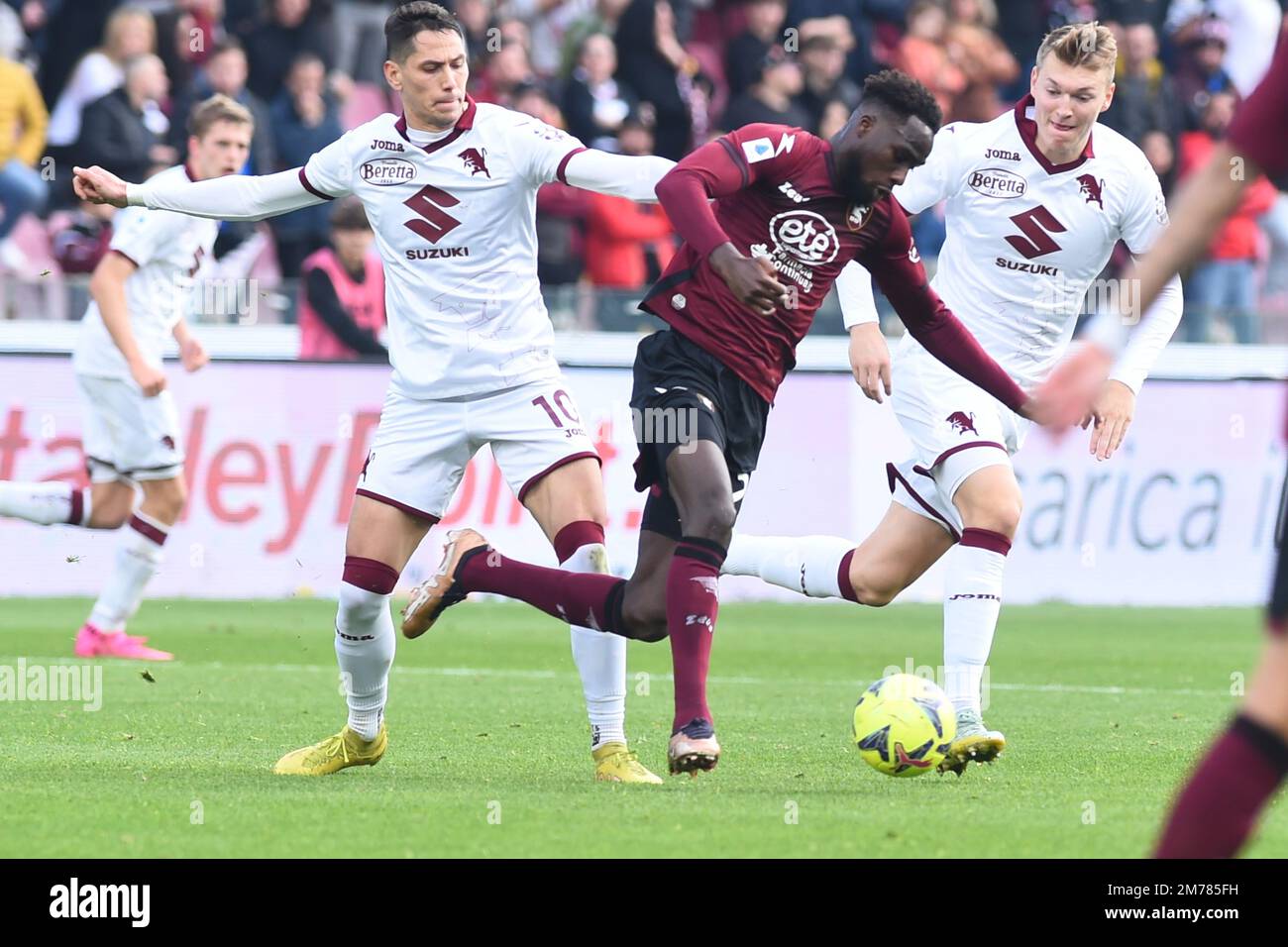 SASA Lukic de Torino FC et Dylan Bronn des États-Unis Salernitana rivalise pour le ballon avec lors du match de football amical US Salernitana 1919 v FC Torino au stade Arechi Banque D'Images