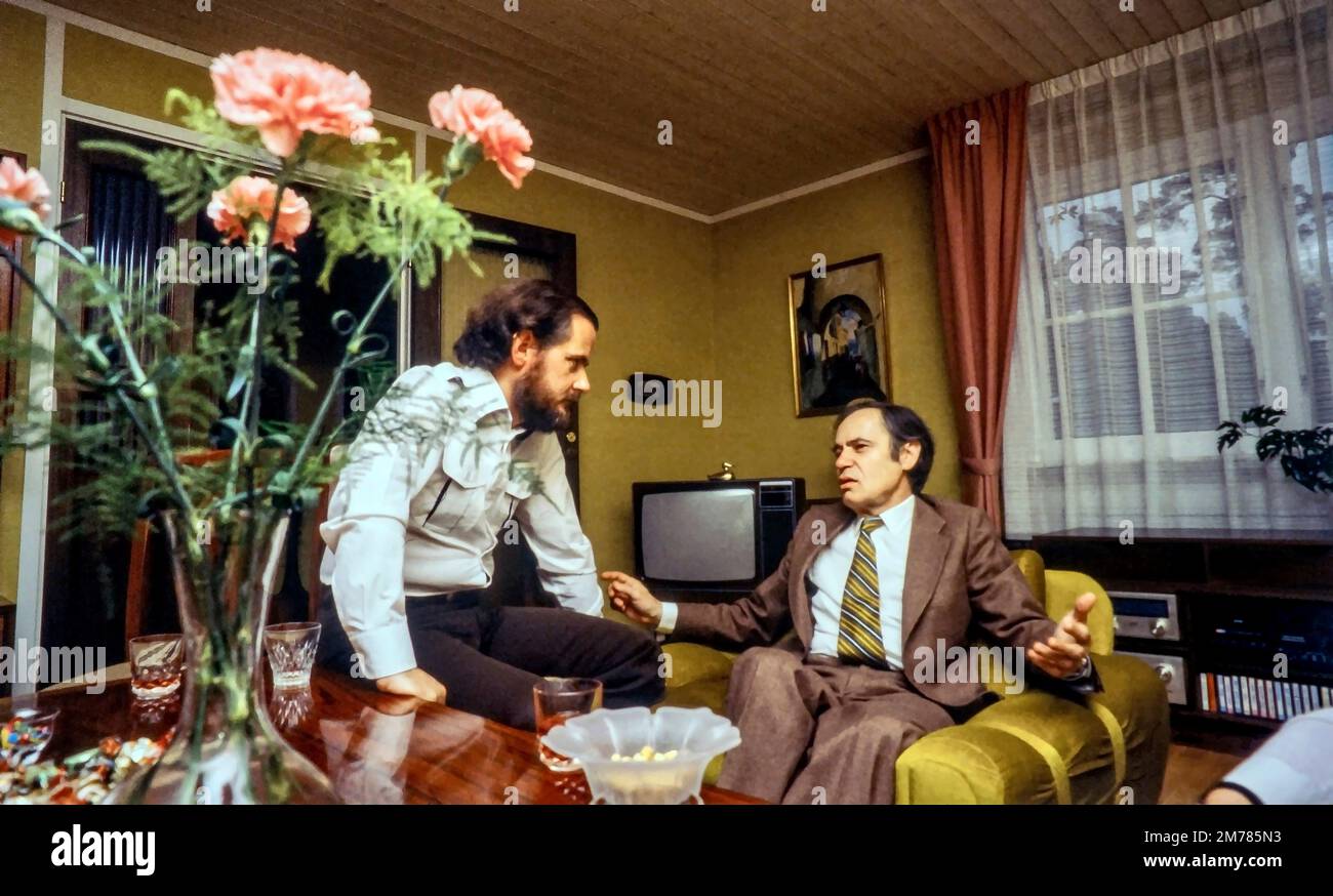 Une image archivistique du légendaire violoniste Leonid Kogan en conversation avec Krzysztof Zdrzalka (également violoniste) à Stockholm, en Suède. Photo prise i Banque D'Images