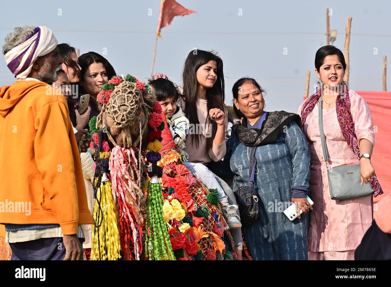 Prayagraj, Inde. 08th janvier 2023. Prayagraj : les dévotés posent pour les photographies sur les rives du Ganga, lors de la foire annuelle de Magh Mela, à Prayagraj le dimanche, 08 janvier 2023. Des lakhs de dévotés devraient visiter cette foire sur le prochain festival de Makar Sankranti. Photo par- Uma Shankar Mishra / Alamy Live News Banque D'Images