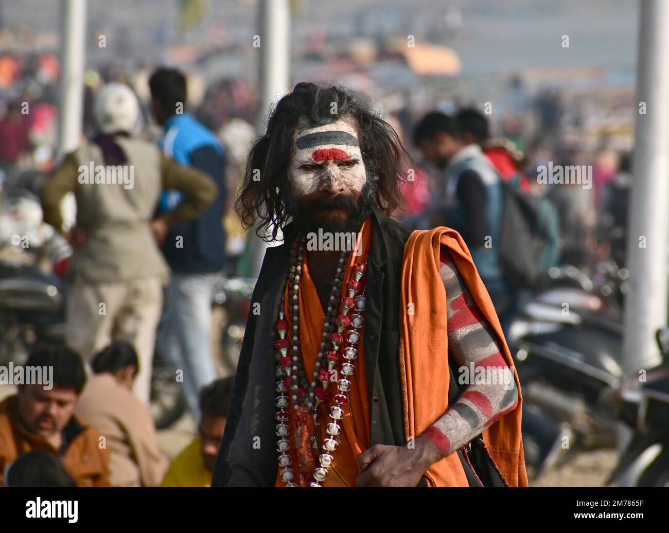 Prayagraj, Inde. 08th janvier 2023. Prayagraj : Un sadhu après avoir pris le plongeon dans le fleuve Ganga pendant la foire annuelle de Magh Mela à Prayagraj, le dimanche 08 janvier 2023. Des lakhs de dévotés devraient assister à cette foire sur le prochain festival de Makar Sankranti. Photo par - Uma Shankar Mishra/Alamy Live News Banque D'Images