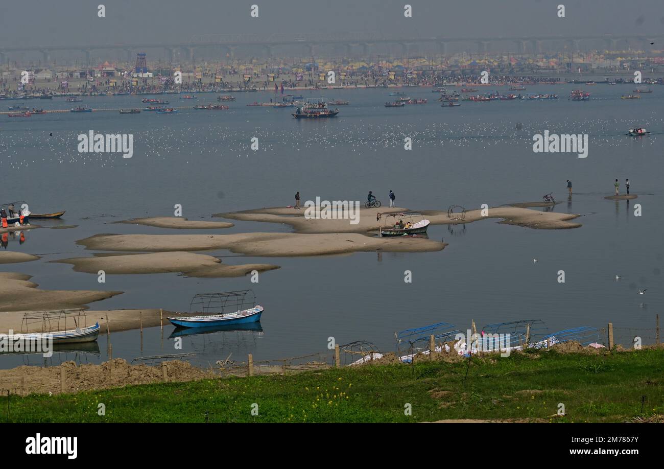 INDE, PRAYAGRAJ, 8th JANVIER : les dévotés font une promenade en bateau sur le fleuve de Ganga lors de la foire annuelle de Magh Mela à Prayagraj, dimanche 08 janvier 2023. Des lakhs de dévotés devraient assister à cette foire sur le prochain festival de Makar Sankranti. Photo par- Uma Shankar Mishra /Alay Live News Banque D'Images