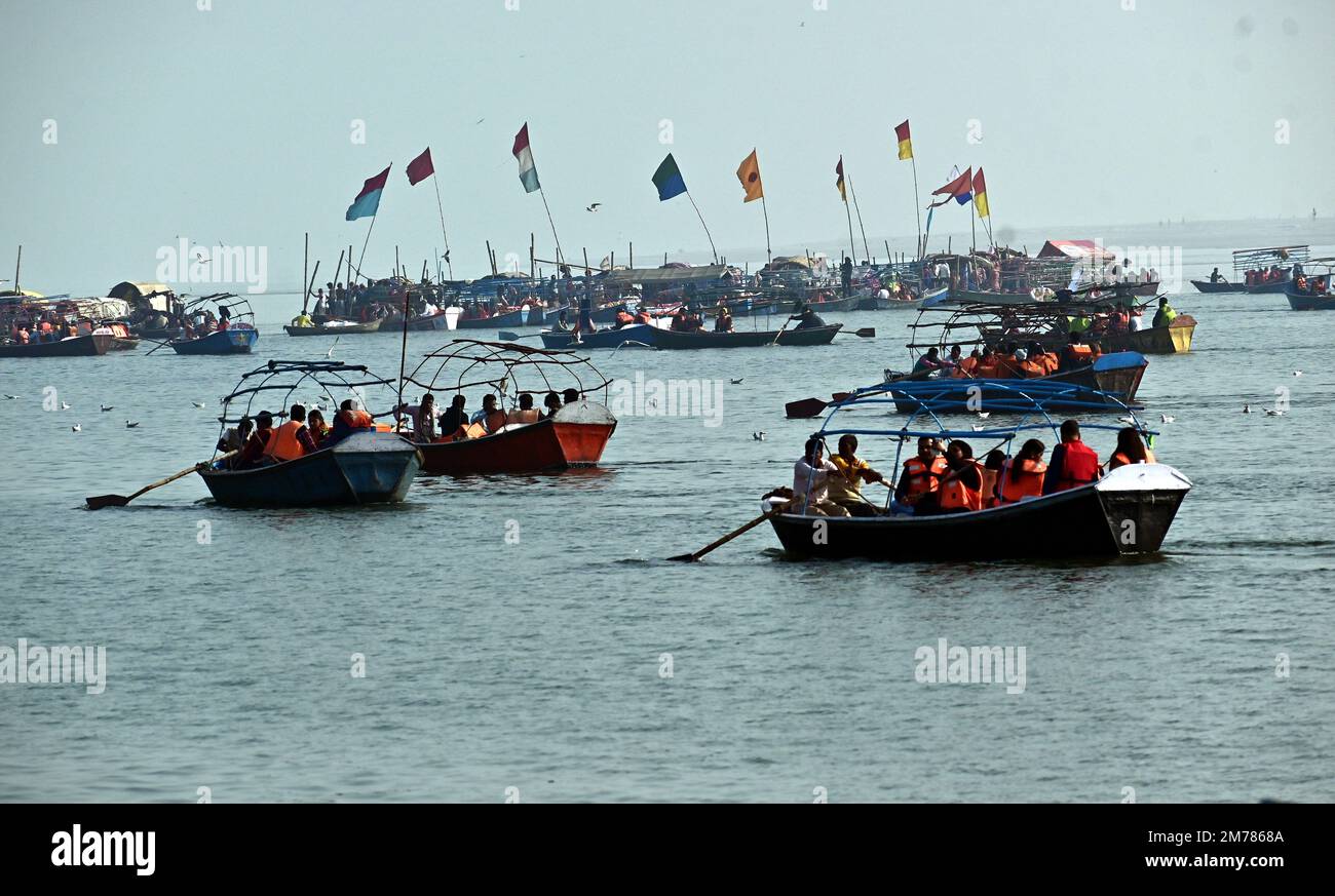 INDE, PRAYAGRAJ, 8th JANVIER : les dévotés font une promenade en bateau sur le fleuve de Ganga lors de la foire annuelle de Magh Mela à Prayagraj, dimanche 08 janvier 2023. Des lakhs de dévotés devraient assister à cette foire sur le prochain festival de Makar Sankranti. Photo par- Uma Shankar Mishra /Alay Live News Banque D'Images