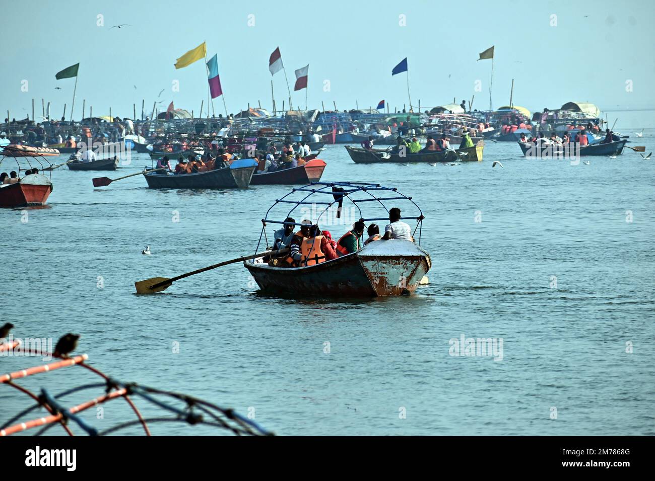 INDE, PRAYAGRAJ, 8th JANVIER : les dévotés font une promenade en bateau sur le fleuve de Ganga lors de la foire annuelle de Magh Mela à Prayagraj, dimanche 08 janvier 2023. Des lakhs de dévotés devraient assister à cette foire sur le prochain festival de Makar Sankranti. Photo par- Uma Shankar Mishra /Alay Live News Banque D'Images