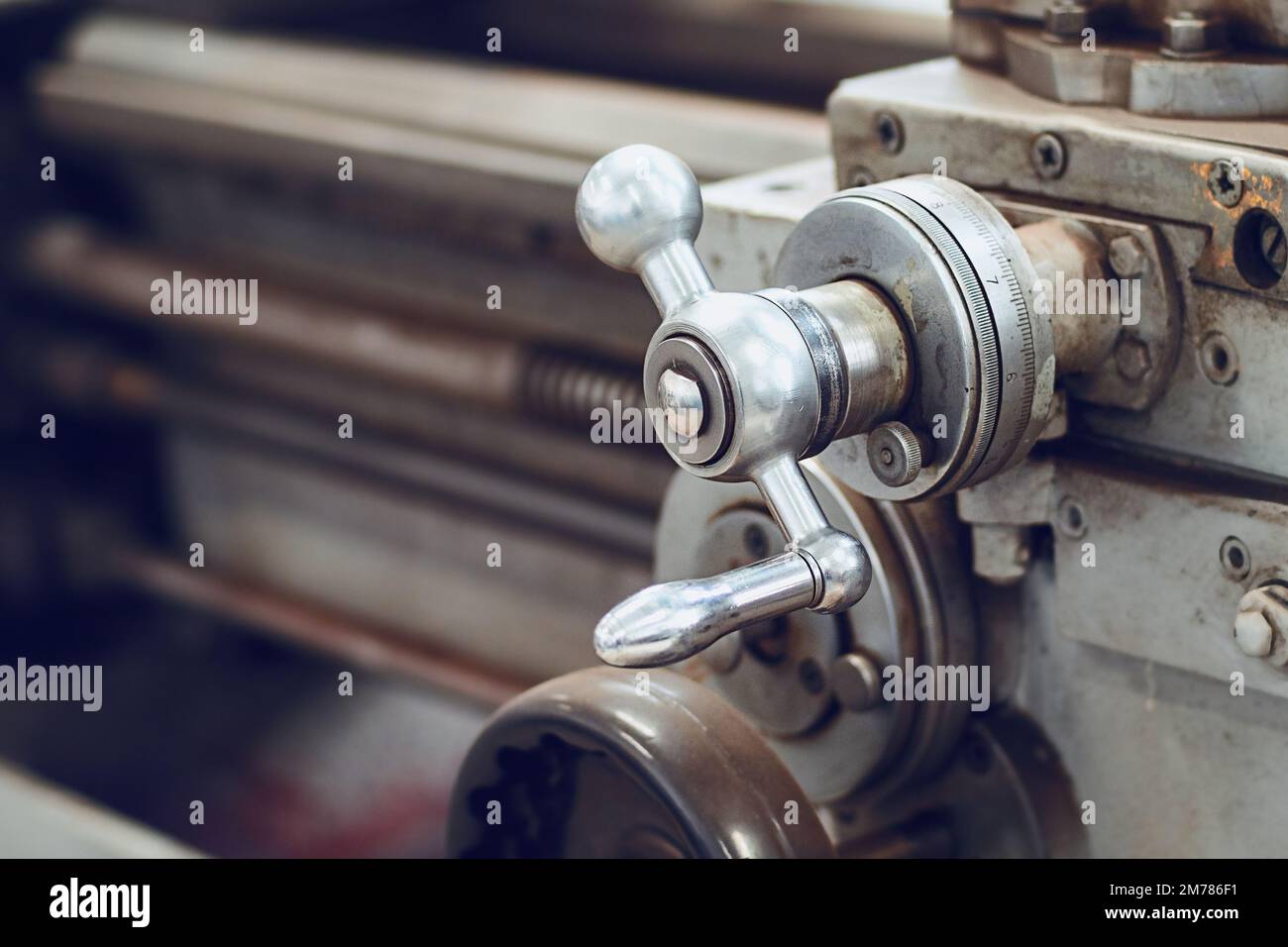 Ancien tour pour le traitement des métaux. Type de pièces de machines métalliques dans l'atelier de tournage en usine. Arrière-plan industriel. Equipement industriel. Banque D'Images