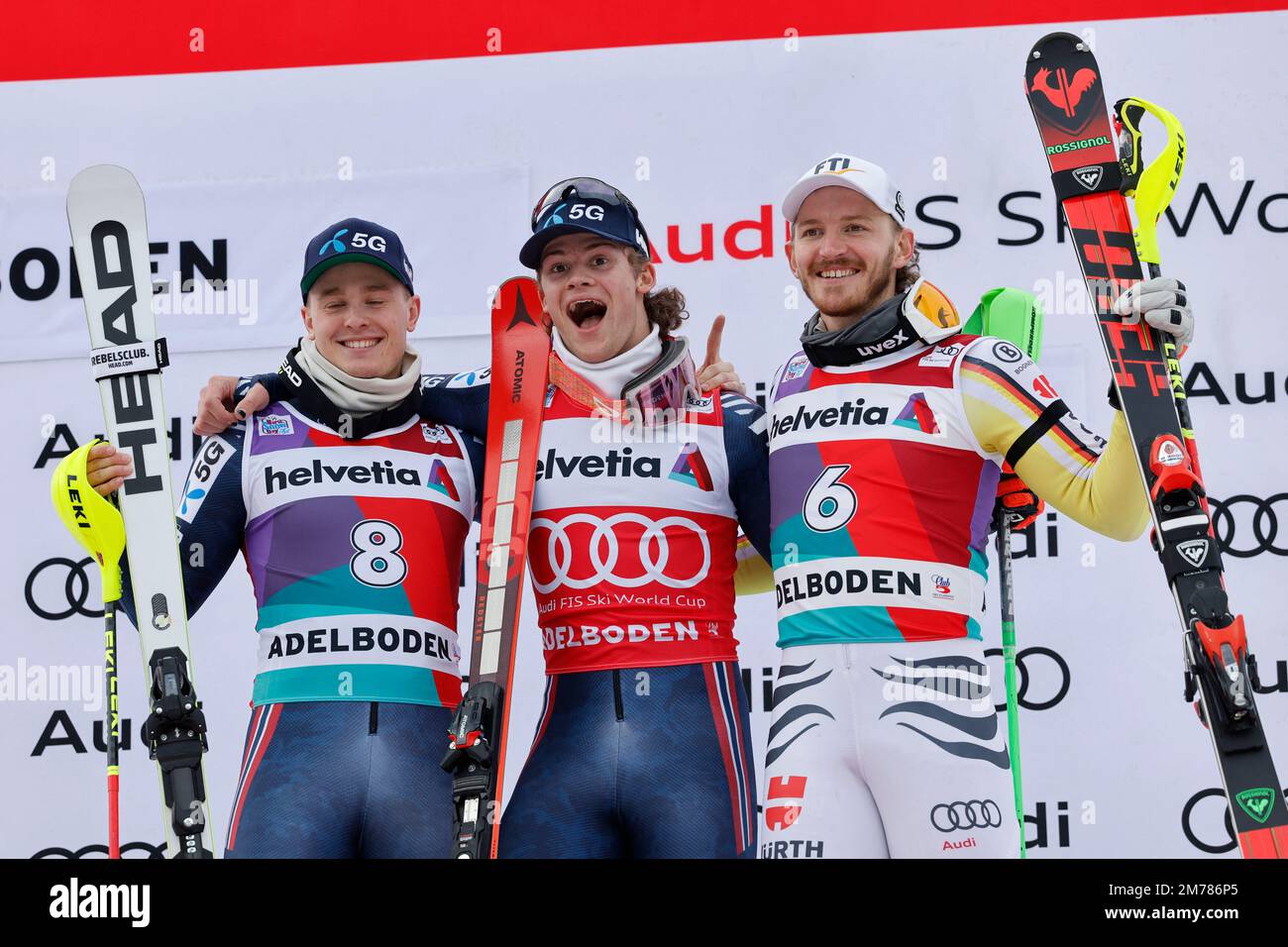 Ski alpin - FIS coupe du monde de ski alpin - Slalom masculin - Adelboden, Suisse - Lucas Braathen, de Norvège, de 8 janvier 2023, célèbre sur le podium après avoir remporté la victoire aux côtés de Linus Strasser en Allemagne et d'Atle lie McGrath REUTERS/Stefan Wermuth en Norvège Banque D'Images