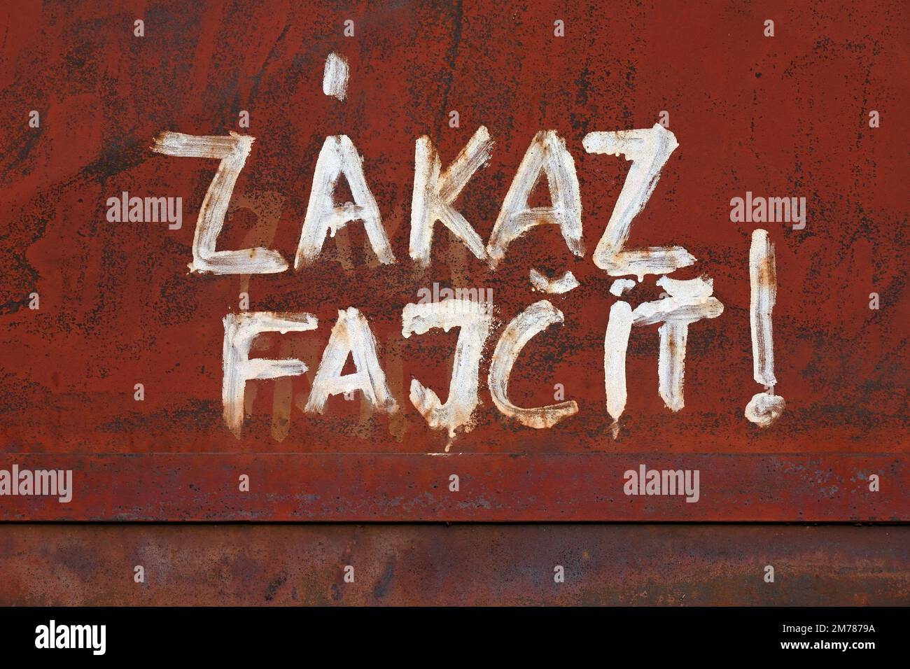 Zákaz fajčiť panneau non fumeur peint à la main sur une surface métallique rouillée en lettres blanches, en langue slovaque Banque D'Images