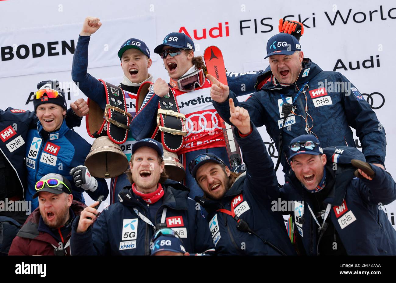 Ski alpin - FIS coupe du monde de ski alpin - Slalom masculin - Adelboden, Suisse - Lucas Braathen, de 8 janvier 2023 Norvège, célèbre avec le trophée après avoir remporté le trophée aux côtés de ses coéquipiers REUTERS/Stefan Wermuth Banque D'Images