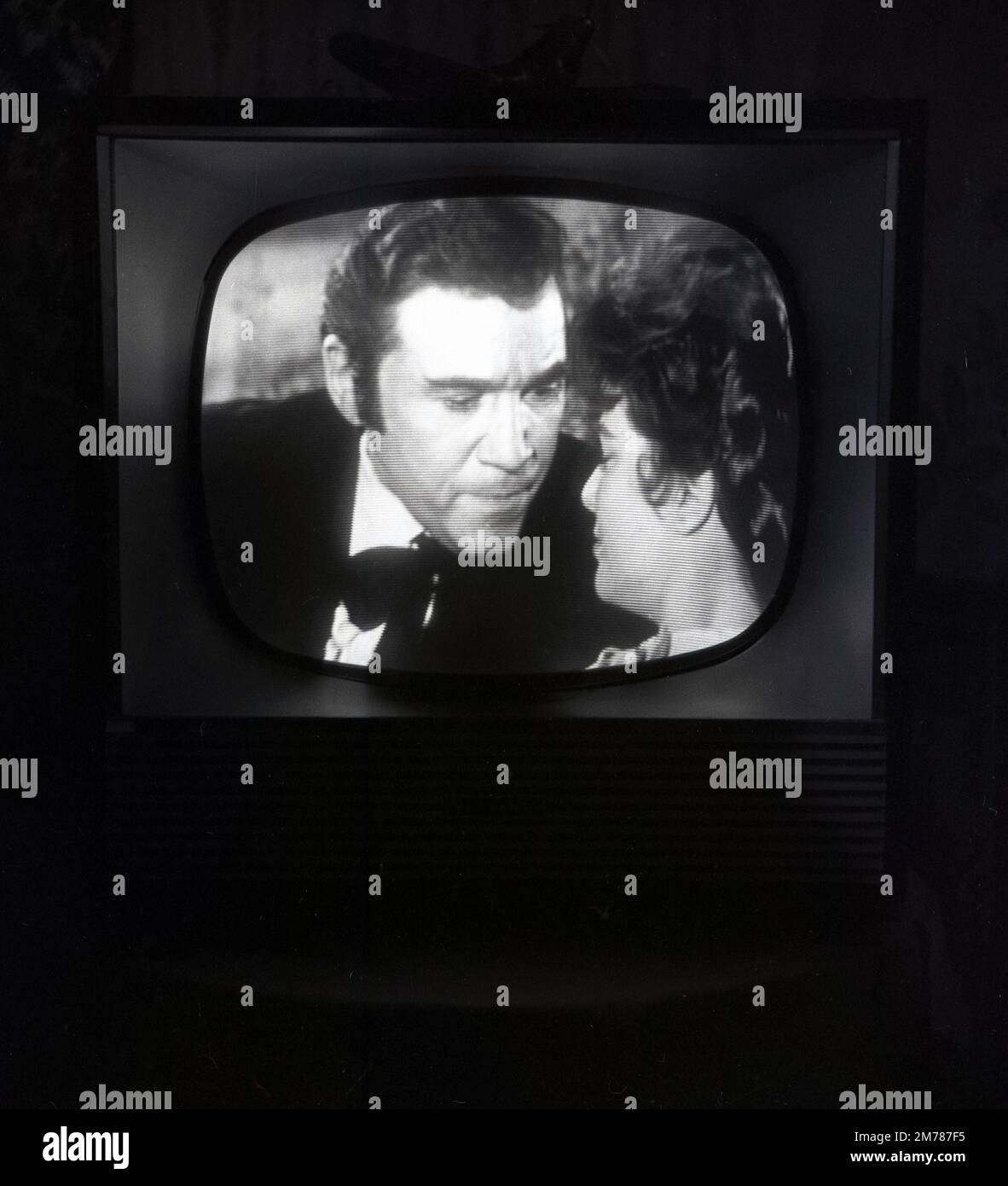 1960, historique, Lorne Greene, star de la série occidentale américaine Bonzana avec actrice féminine, diffusée sur la chaîne de télévision britannique indépendante ITV. Greene a joué le personnage Ben Cartwright dans la longue série et est apparu dans 417 des 432 épisodes entre sa première émission aux Etats-Unis en 1959 jusqu'en 1973. Banque D'Images