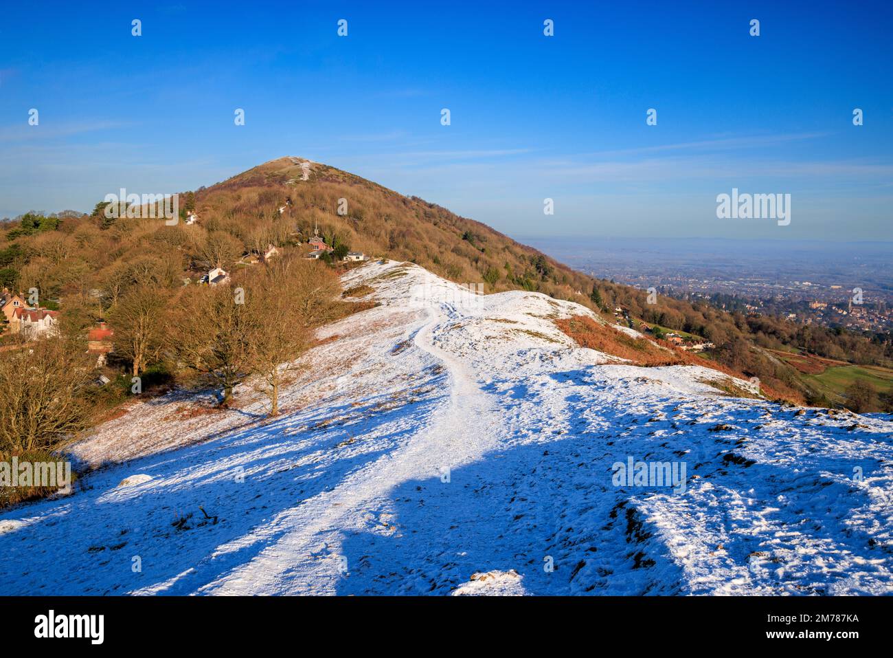 The Wyche and Worcestershire Beacon de persévérance Hill dans la neige d'hiver, Worcestershire, Angleterre Banque D'Images