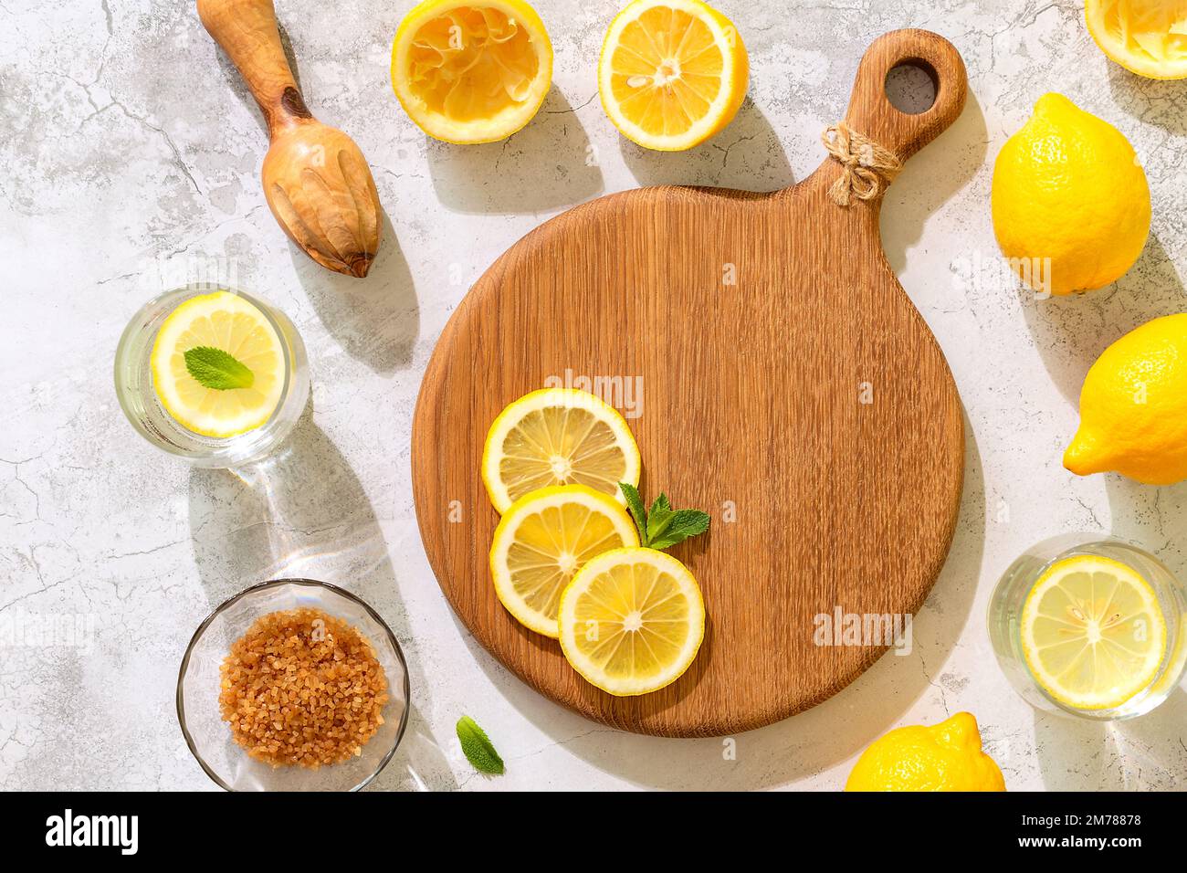 Limonade d'été maison rafraîchissante. Eau perfusée de fruits Detox. Vue de dessus. Banque D'Images