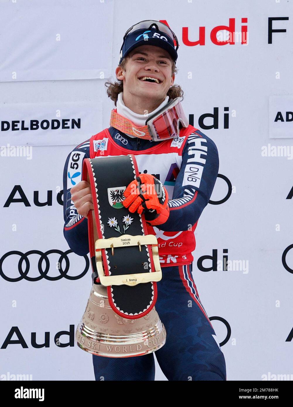 Ski alpin - FIS coupe du monde de ski alpin - Slalom masculin - Adelboden, Suisse - 8 janvier 2023 Lucas Braathen Norvège célèbre avec le trophée après avoir remporté REUTERS/Stefan Wermuth Banque D'Images