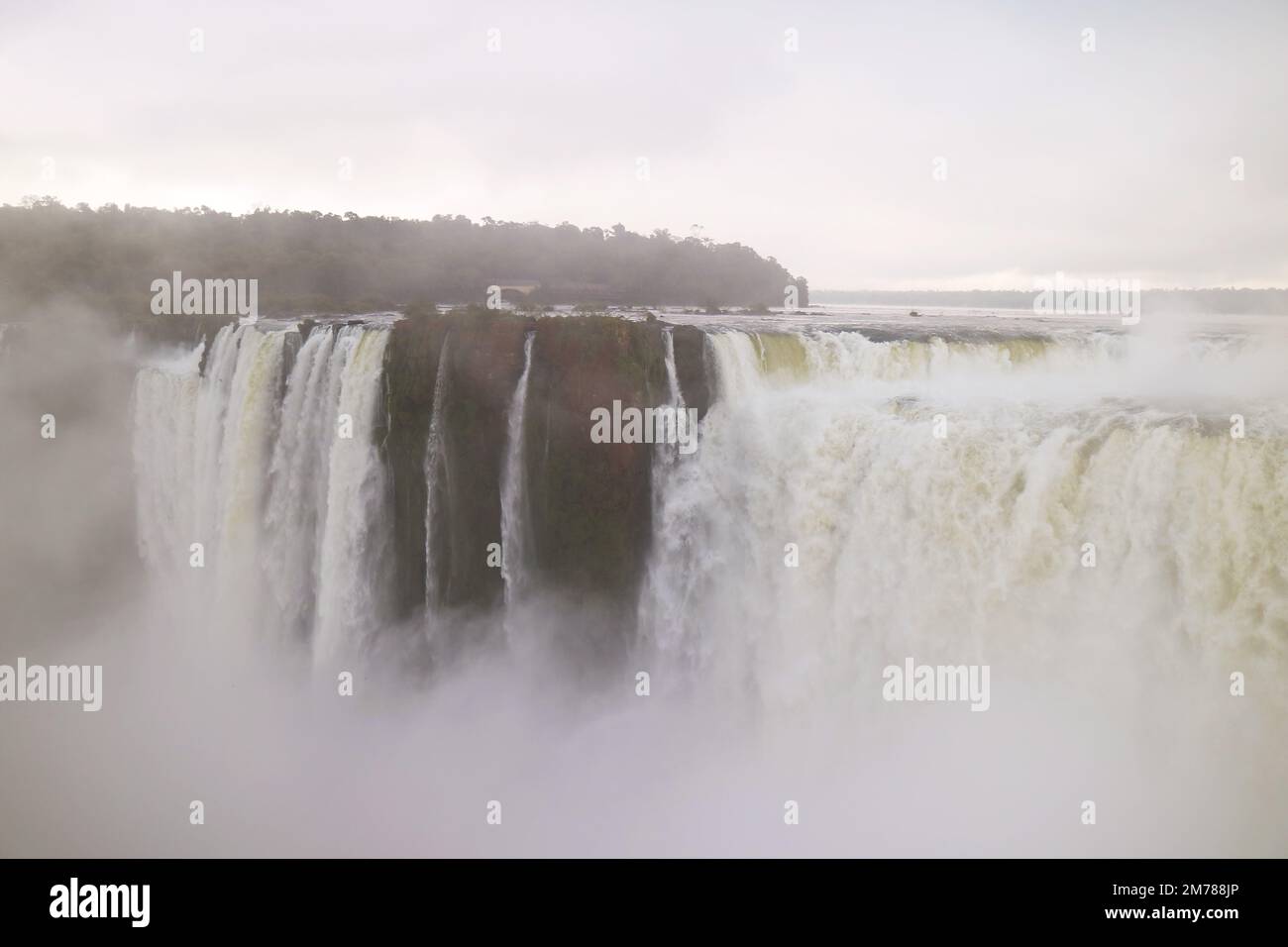 Puissante gorge du diable des chutes d'Iguazu côté argentin, Parc national d'Iguazu, Argentine, Amérique du Sud Banque D'Images