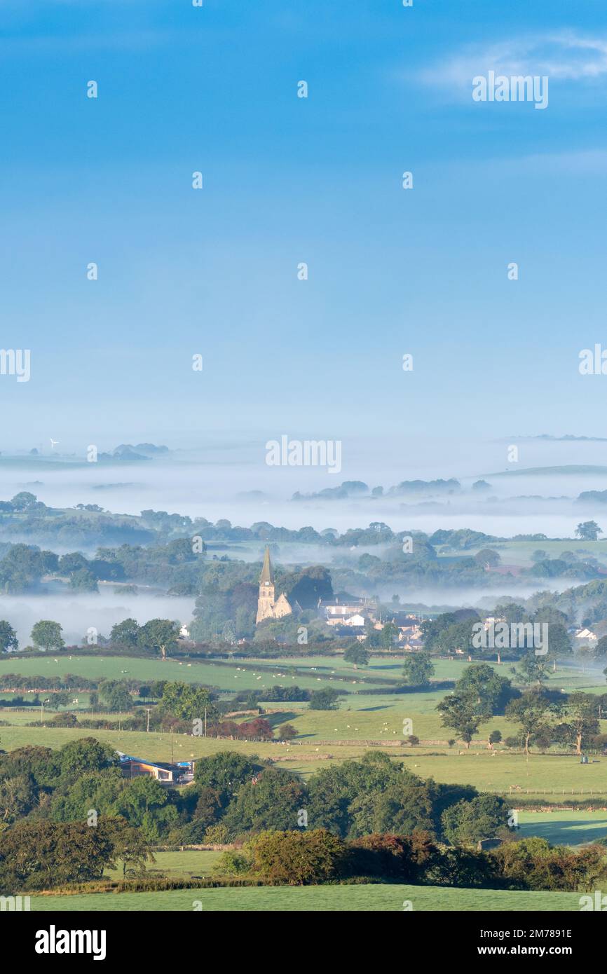Inversion de nuages à la fin d'une matinée d'été au-dessus de la vallée de la Lune dans le Lancashire, en regardant Burton à Lonsdale vers Lancaster depuis le haut d'Ingleton. U Banque D'Images