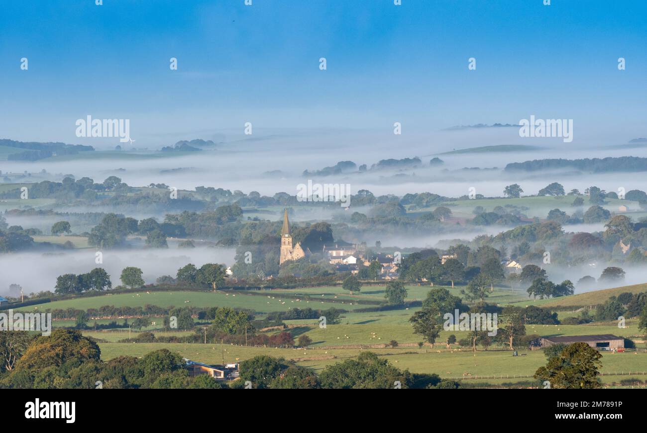 Inversion de nuages à la fin d'une matinée d'été au-dessus de la vallée de la Lune dans le Lancashire, en regardant Burton à Lonsdale vers Lancaster depuis le haut d'Ingleton. U Banque D'Images