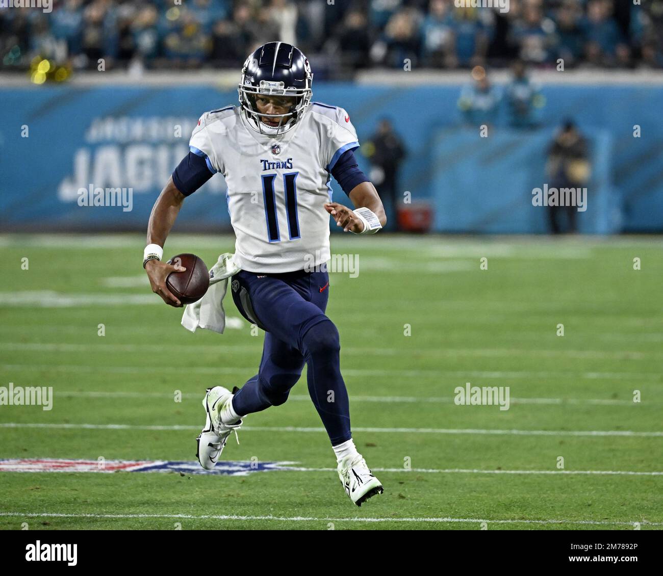Jacksonville, États-Unis. 07th janvier 2023. Le quarterback Joshua Dobbs s'embrouille au premier trimestre alors que les Titans rivalisent avec les Jaguars pour le dernier match de la saison 2022/23 de la NFL au TIAA Bank Field de Jacksonville, Floride, samedi, 7 janvier 2023. Les Jaguars ont battu les Titans 20-16 en les plaçant au premier rang de la NFL Southern Conference. Photo de Joe Marino/UPI. Crédit : UPI/Alay Live News Banque D'Images