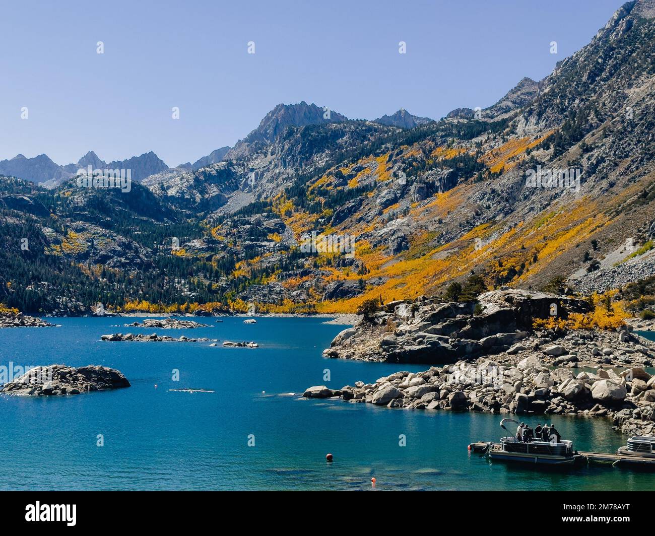 Une belle vue sur le lac Sabrina en automne en Californie. Banque D'Images