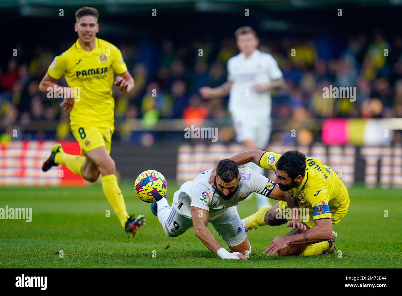 Karim Benzema du Real Madrid et Raul Albiol de Villarreal CF pendant le match de la Liga entre Villarreal CF-Real Madrid CF joué au stade la Ceramica sur 07 décembre 2023 à Villarreal, Espagne. (Photo de Sergio Ruiz / PRESSIN) Banque D'Images