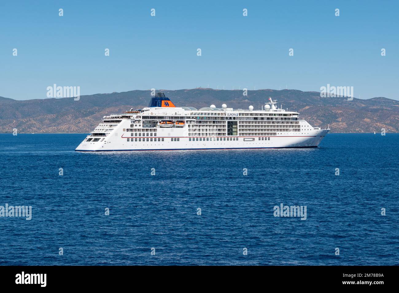 HYDRA, GRÈCE - 9 SEPTEMBRE 2022 : vue latérale du bateau de croisière de luxe Hapag-Lloyd MS Europa 2 partant d'Hydra, Grèce. Banque D'Images