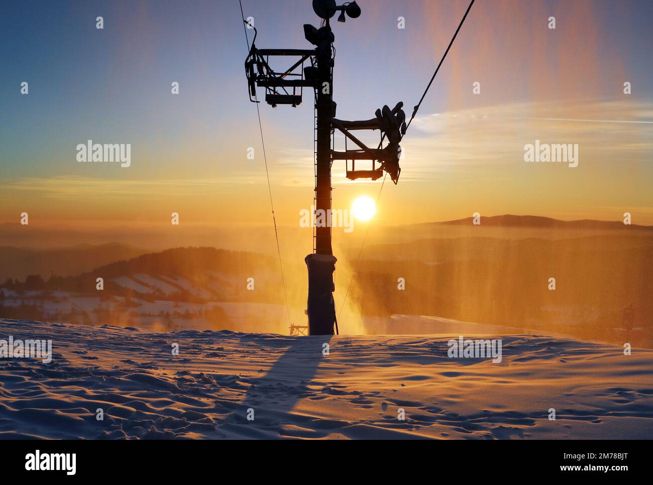 Station de ski, skieurs sur les remontées mécaniques, pins blancs à l'aube ou au coucher du soleil rose, Krahule Slovaquie Banque D'Images