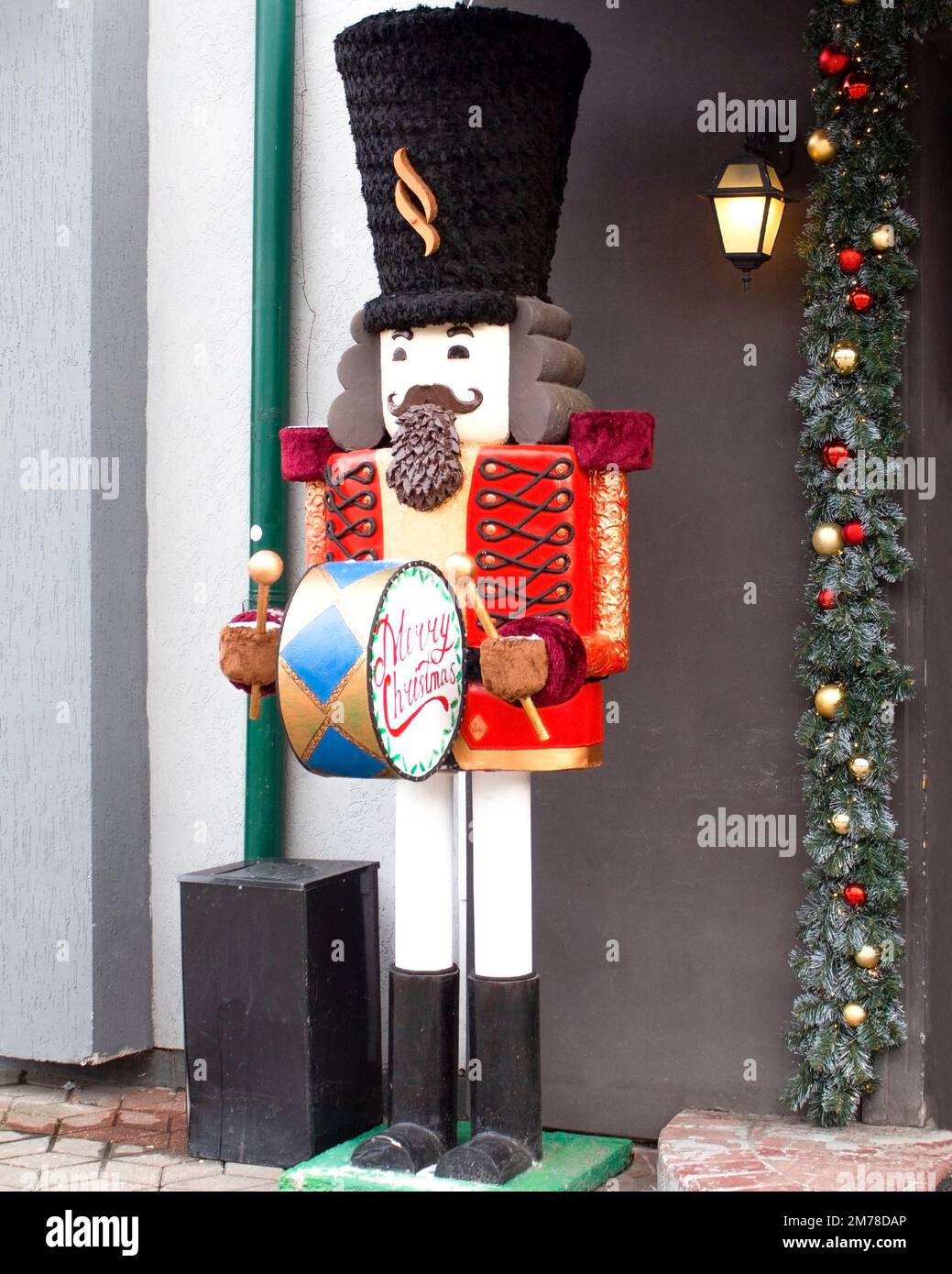 Arrière-plan des vacances de Noël avec jouet de casse-noisette et fenêtre de magasin décorée. Acheter des cadeaux et des souvenirs pour les fêtes d'hiver. Marché de Noël. Banque D'Images