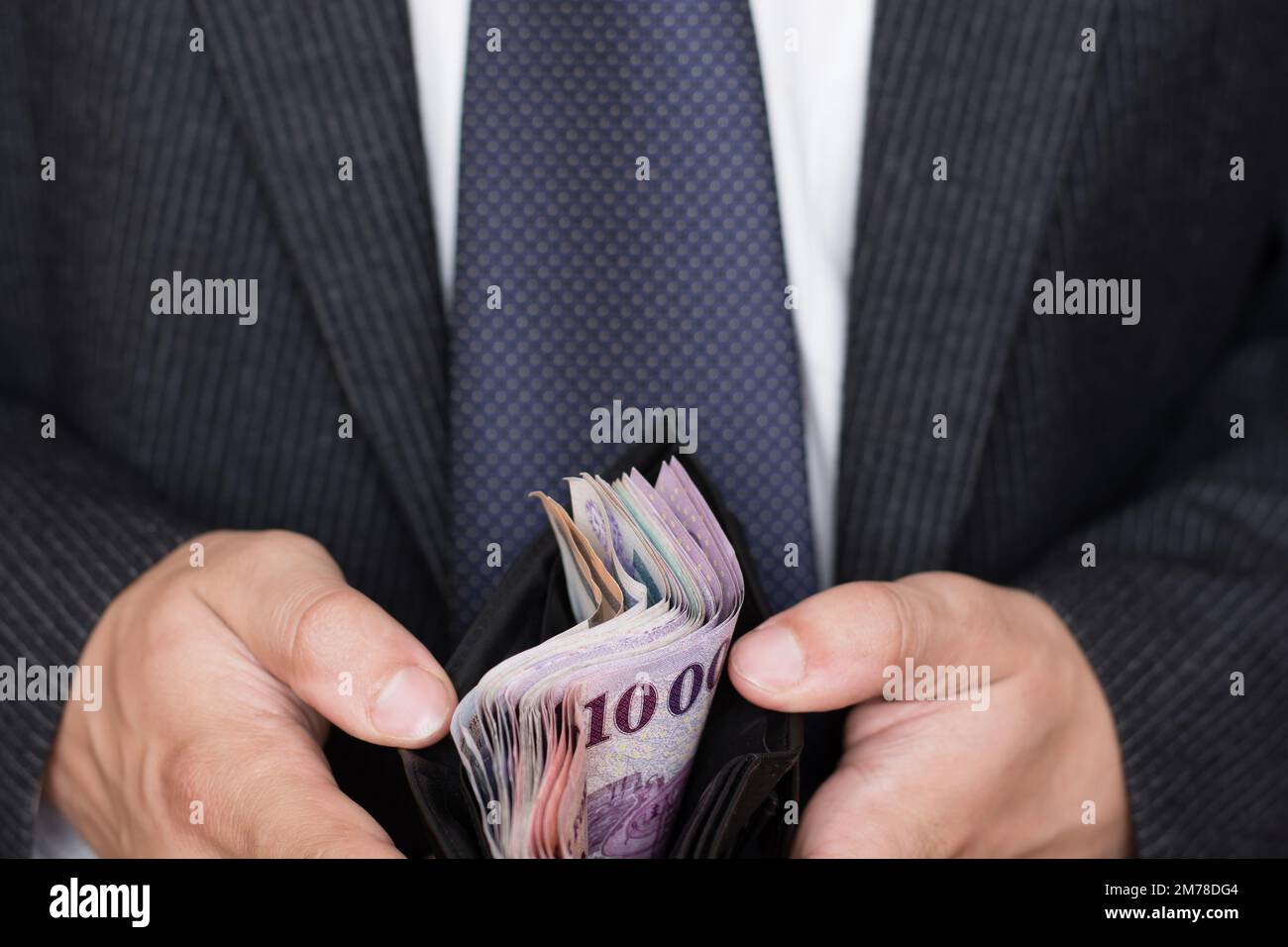 Gros plan des mains de l'homme tenant et beaucoup d'argent dans le portefeuille. Banque D'Images
