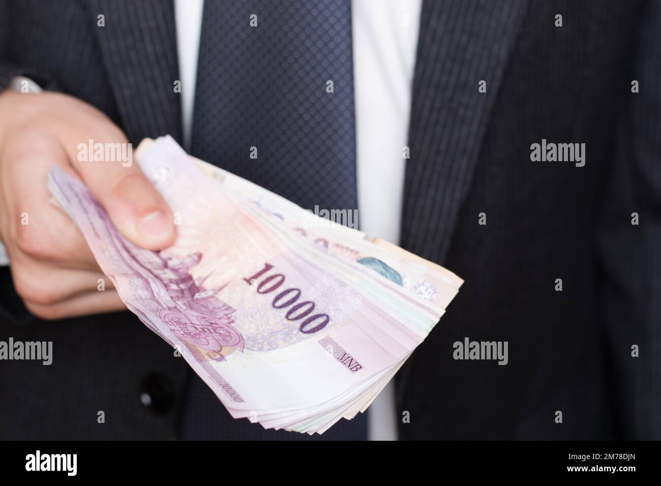 Gros plan des mains de l'homme tenant et beaucoup d'argent dans le portefeuille. Banque D'Images