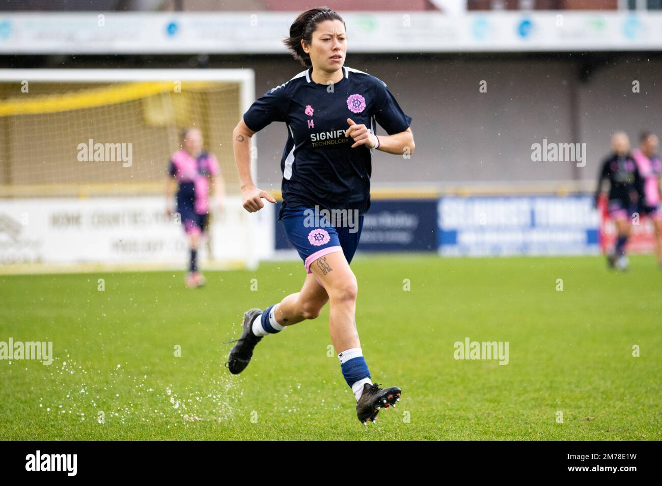 Londres, Royaume-Uni. 8th janvier 2023. Lucy Monkman, de Dulwich Hamlet Women, court sur le terrain humide avant le match de football féminin régional de Londres et du Sud-est entre Sutton Utd et Dulwich Hamlet au stade communautaire VCS, qui est appelé lors de l'échauffement en raison d'une forte pluie soudaine. Crédit : Liam Asman/Alay Live News Banque D'Images