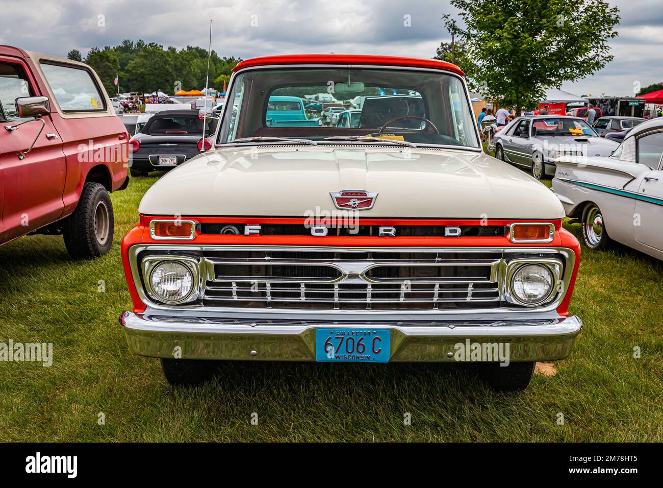 Iola, WI - 07 juillet 2022: Vue de face d'un camion de pick-up Twin I Beam 1966 de Ford F100 à un salon de voiture local. Banque D'Images