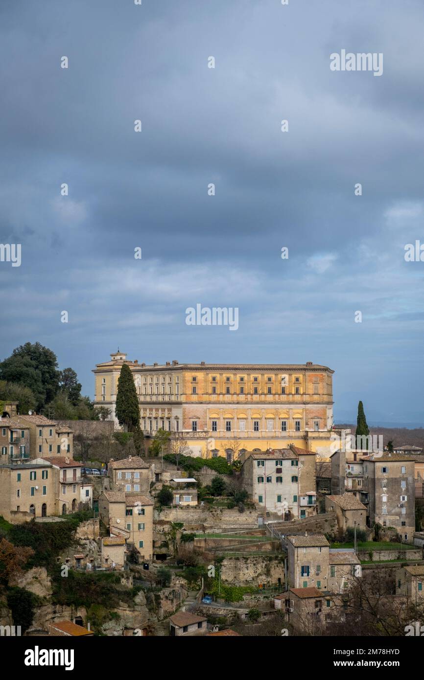 Paysage de la vieille ville de Caprarola avec les anciens bâtiments Palazzo Farnese ou Villa Farnese. Caprarola, Viterbo, Latium, Italie, Europe. Banque D'Images