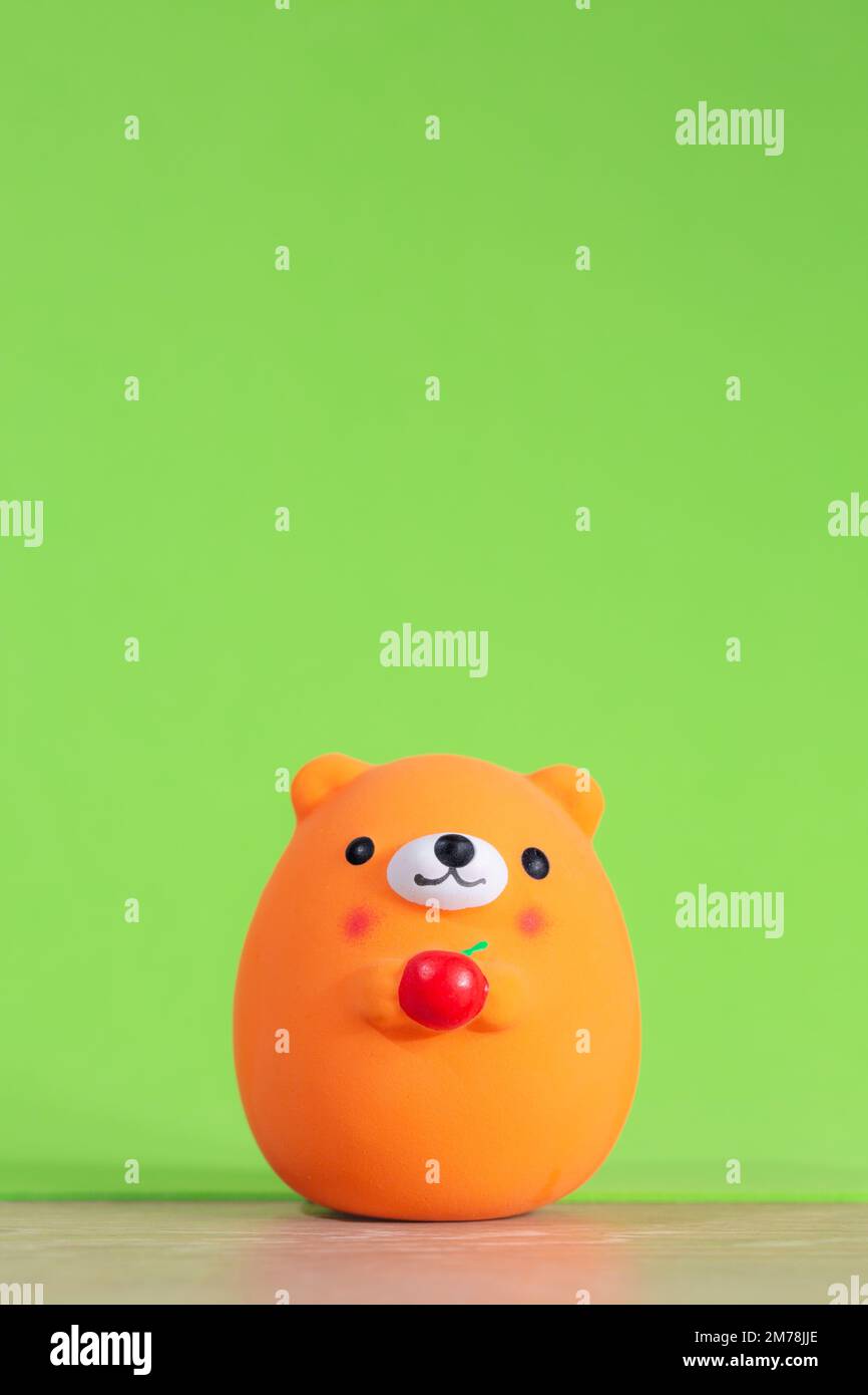 Un jouet doux d'ours heureux et générique pour enseigner aux petits enfants la faune et la nature avec l'espace de copie Banque D'Images