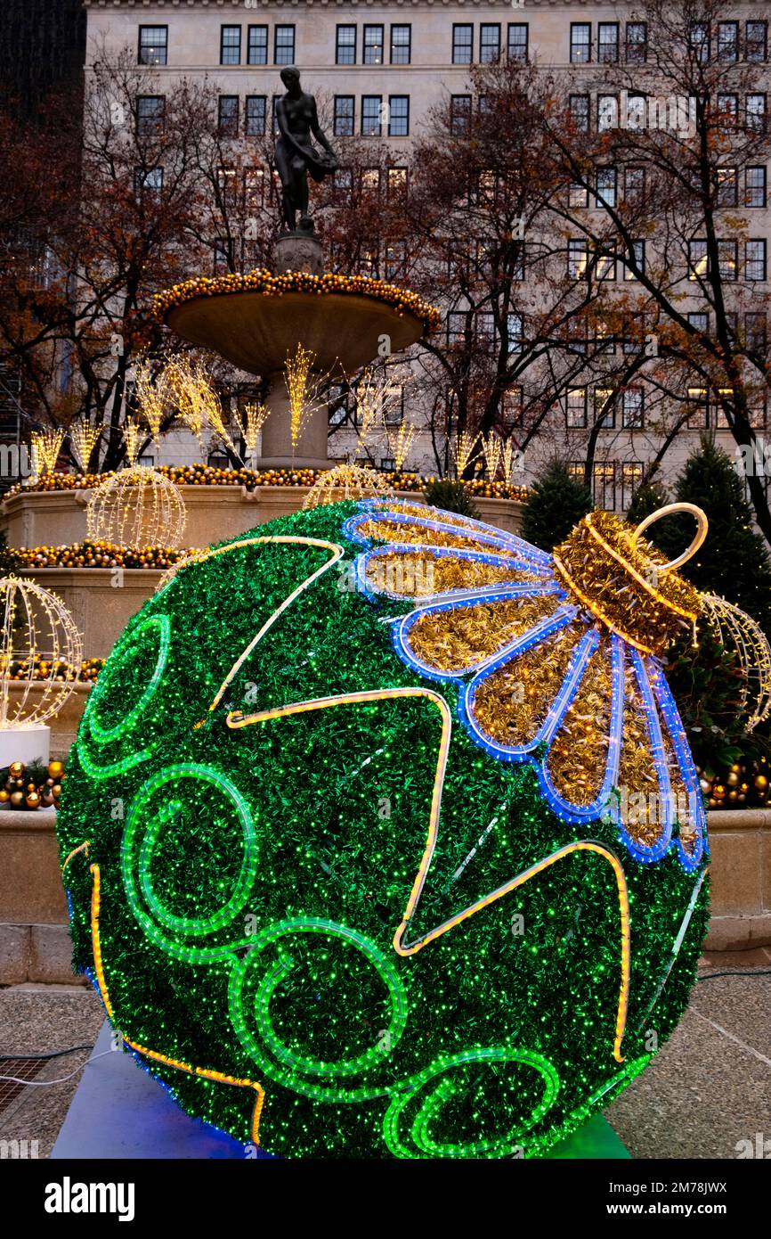 Un très grand ornement de Noël à côté de la fontaine en face de l'hôtel Plaza. Banque D'Images