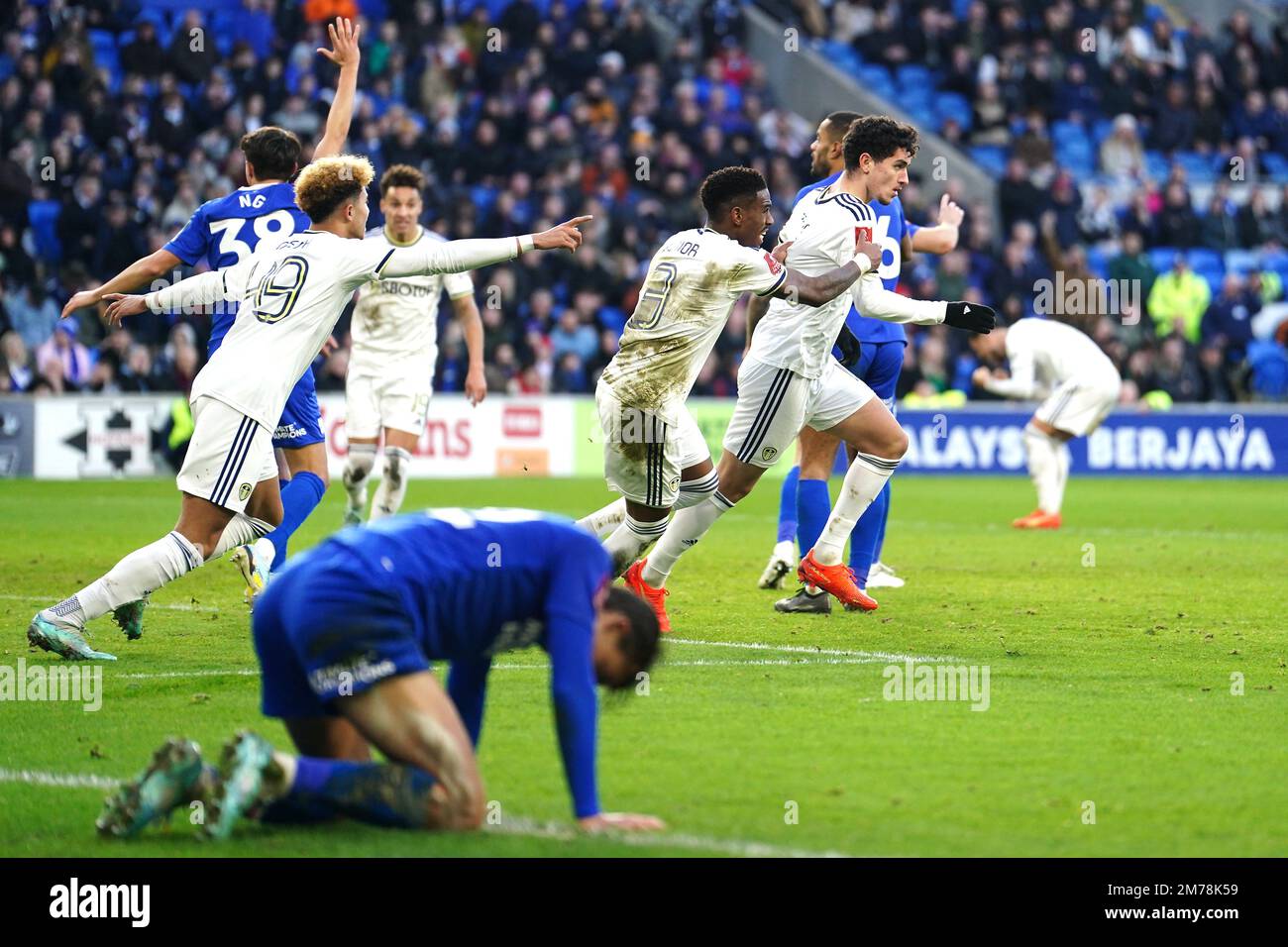 Sonny Perkins, de Leeds United (à droite), célèbre le deuxième but de sa partie avec ses coéquipiers, tandis que les joueurs de Cardiff City semblent être découragés lors du troisième match de la coupe Emirates FA au stade Cardiff City. Date de la photo: Dimanche 8 janvier 2023. Banque D'Images