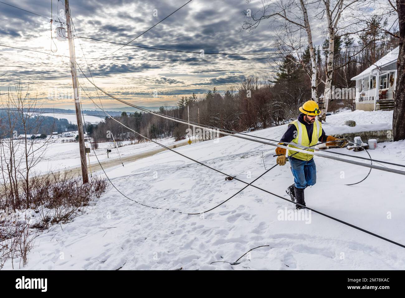 Lineman s'efforce de réparer les dommages causés par une puissante tempête (surnommée Winter Storm Elliott par certains) qui a frappé les États-Unis. Est de Montpelier, VT, États-Unis Banque D'Images