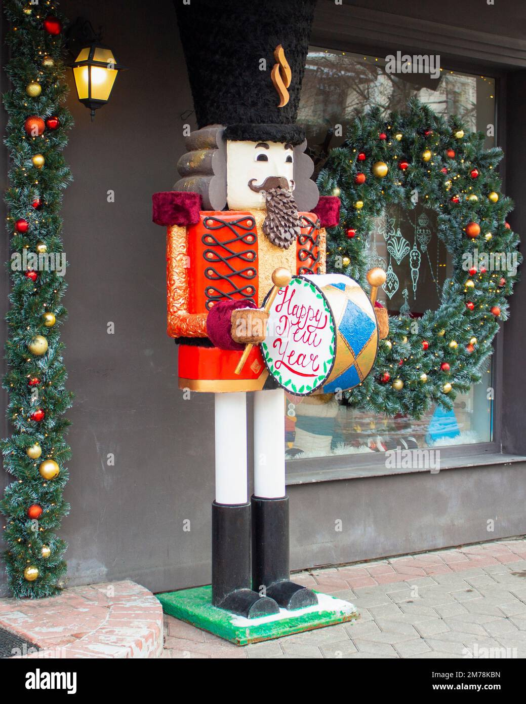 Arrière-plan des vacances de Noël avec jouet de casse-noisette et fenêtre de magasin décorée. Acheter des cadeaux et des souvenirs pour les fêtes d'hiver. Marché de Noël. Banque D'Images