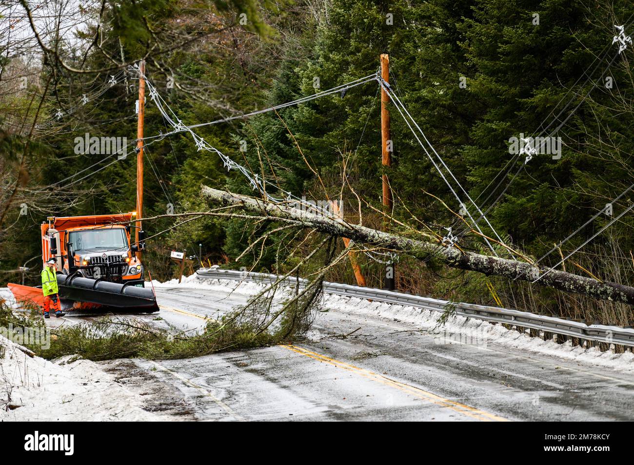 Route fermée en raison de la chute d'un arbre sur la ligne électrique en raison du vent et de la tempête de pluie qui a frappé le nord-est des États-Unis. Middlesex, Vermont, États-Unis. Banque D'Images