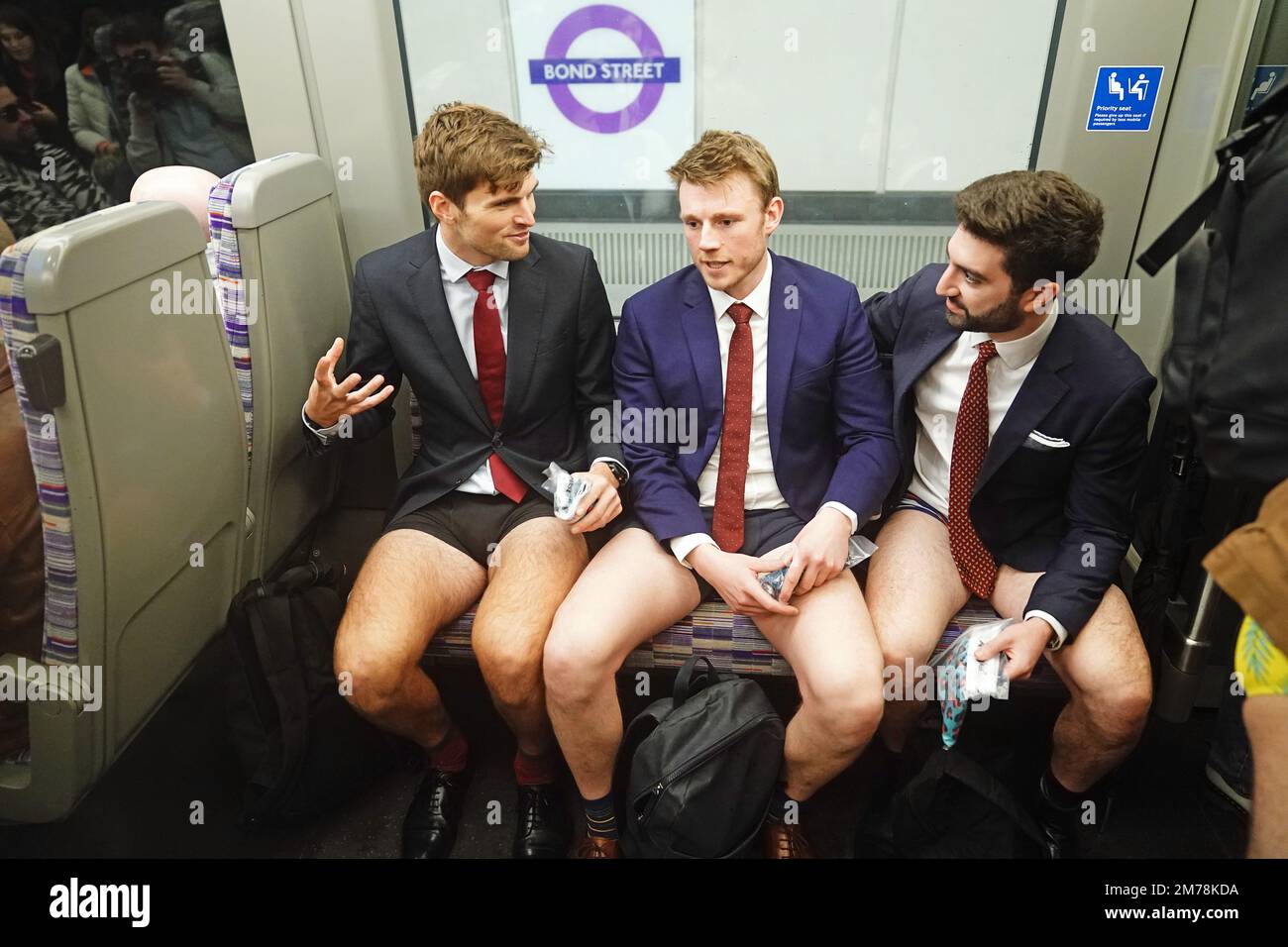 Les gens qui font du métro participent au No Pantalon tube Ride 12th annuel  à Londres. Date de la photo: Dimanche 8 janvier 2023 Photo Stock - Alamy