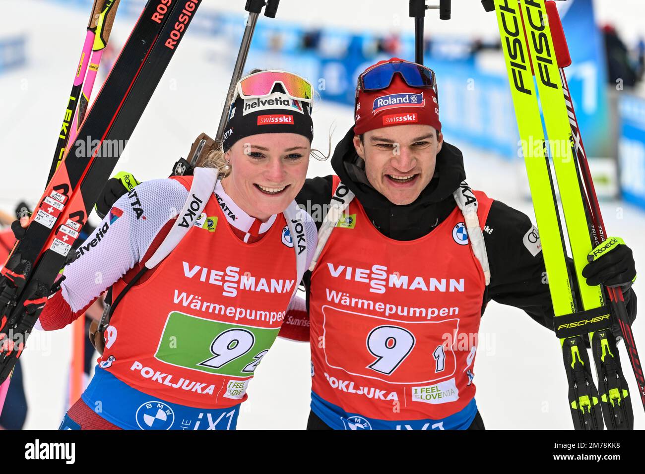 Pokljuka, Slovénie. 08th janvier 2023. Amy Baserga et Niklas Hartweg de  Suisse posent après avoir terminé troisième dans le Concours de Relais mixte  unique à la coupe du monde de biathlon à