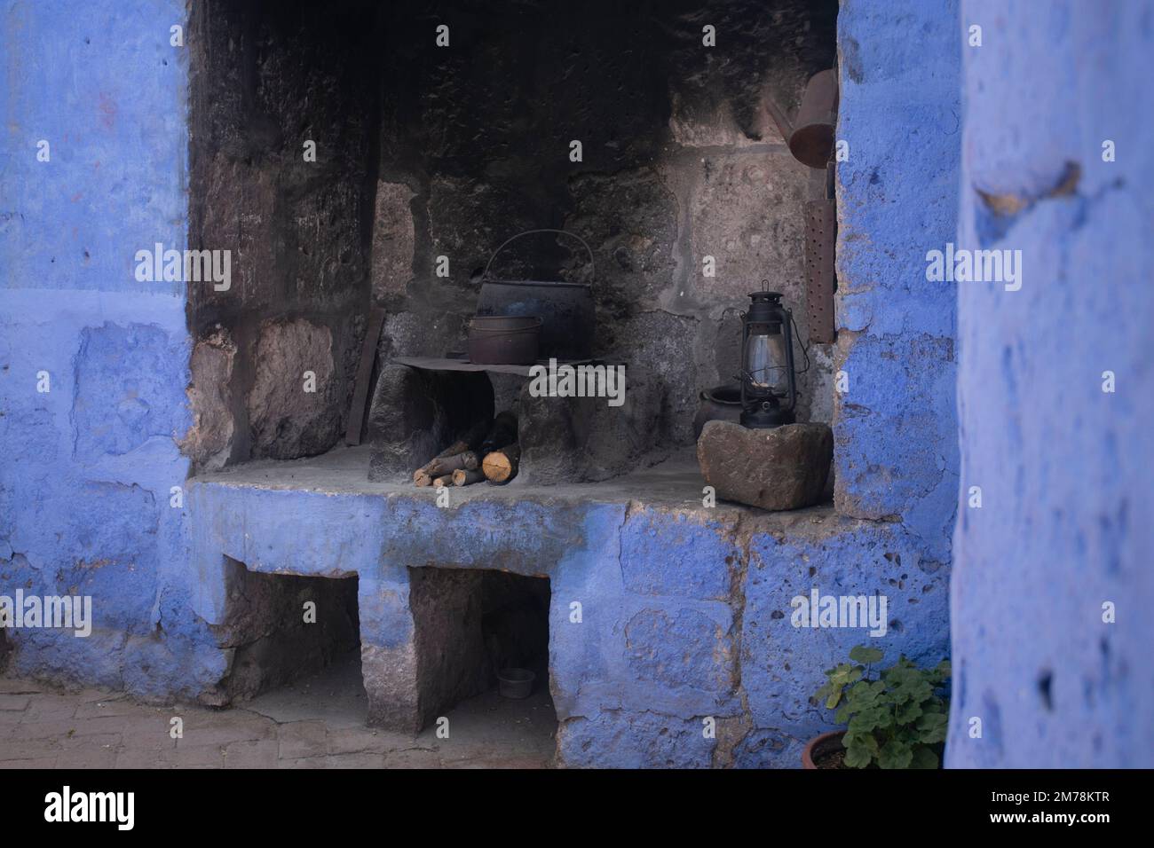 Vieilles cuisines et ustensiles du couvent de Santa Catalina à Arequipa, Pérou. Banque D'Images