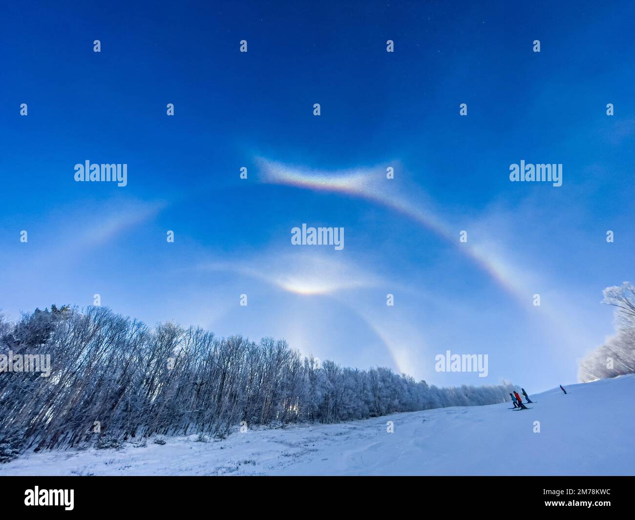 Halos solaires : halos à 22 degrés, arcs tangentiels horizontaux, halos à 46 degrés, arc périphérique, station de ski de Sugarbush, Warren, VT, États-Unis. Banque D'Images