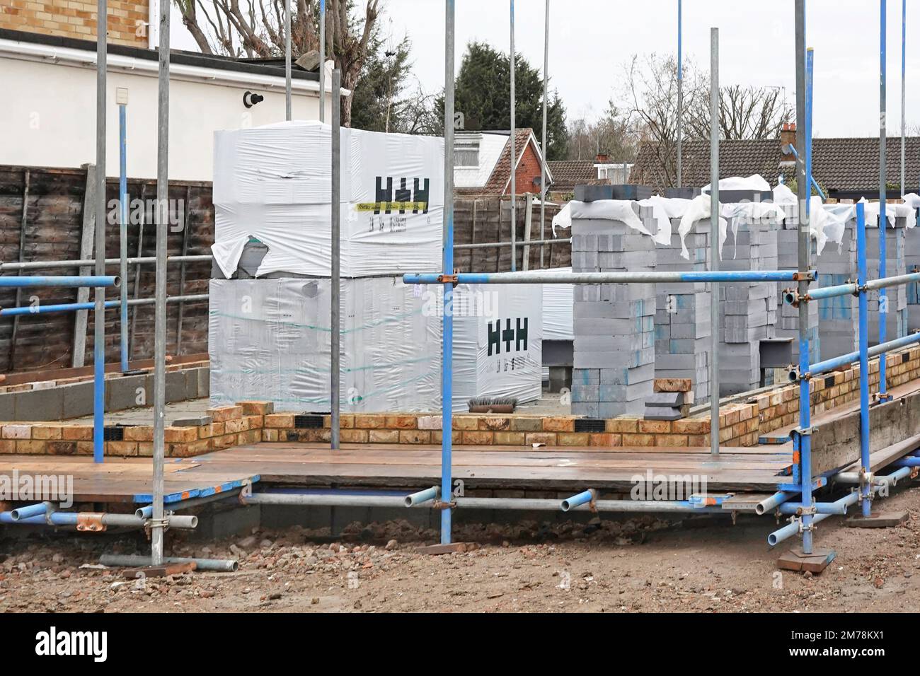 Bloc de construction isolant Aircrete H+H Celcon, recouvert de plastique et en piles pour les briques afin de construire la peau intérieure de la paroi de cavité dans une nouvelle maison individuelle au Royaume-Uni Banque D'Images