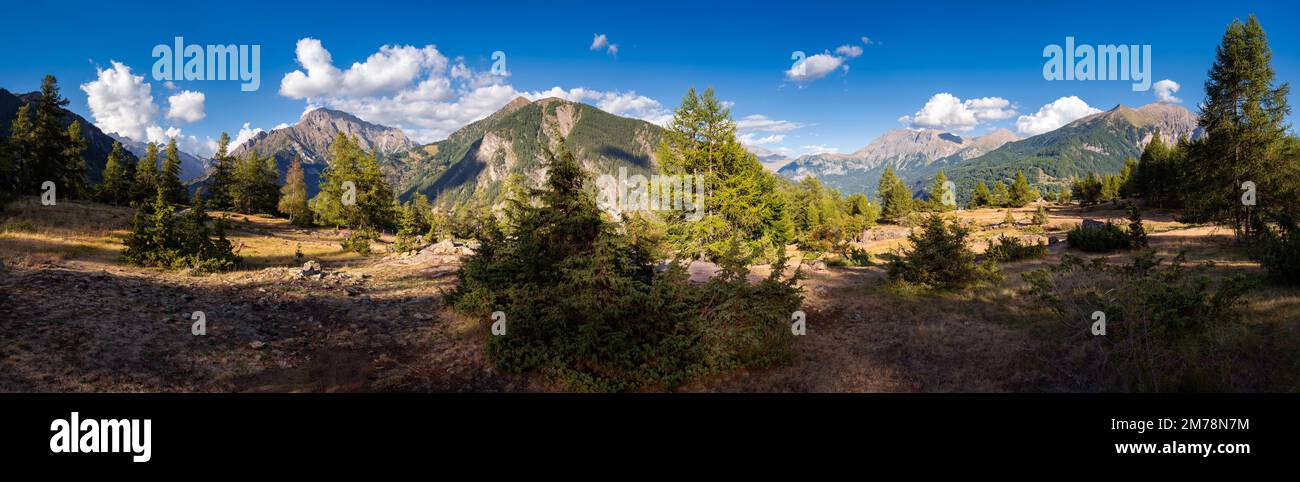 Plateau de la Coche dans le parc national des Ecrins. La vallée de Champoléon est à gauche avec la vallée de DRAC à droite. Hautes-Alpes, France Banque D'Images