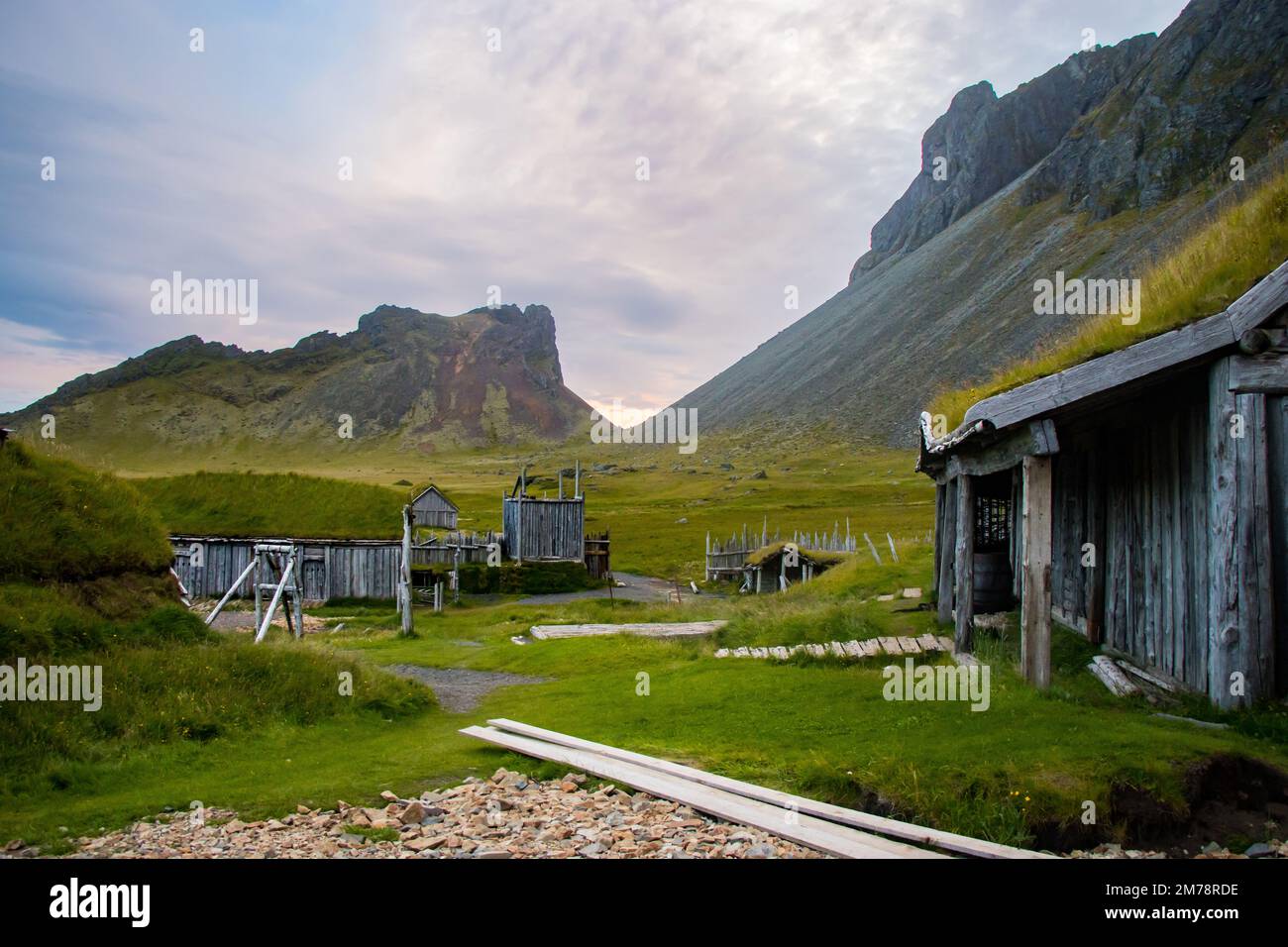 Vieux village viking ruines de Kattegatt avec plage de sable noir, bateau viking, océan Atlantique Islande Banque D'Images