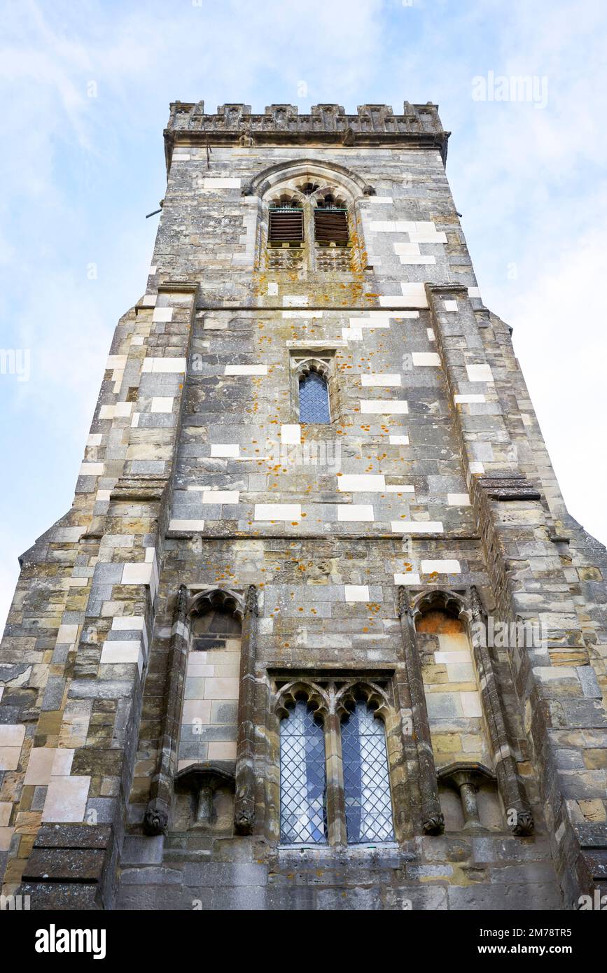 Vue sur une tour d'église rénovée avec de nouveaux blocs de pierre Banque D'Images