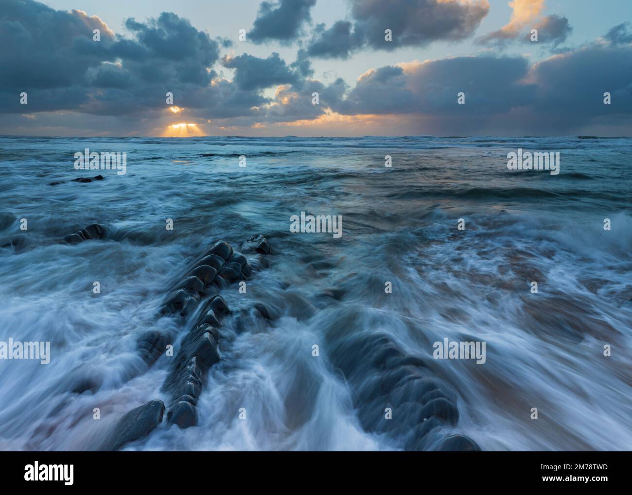 Vagues à la baie de Sandomouth Banque D'Images