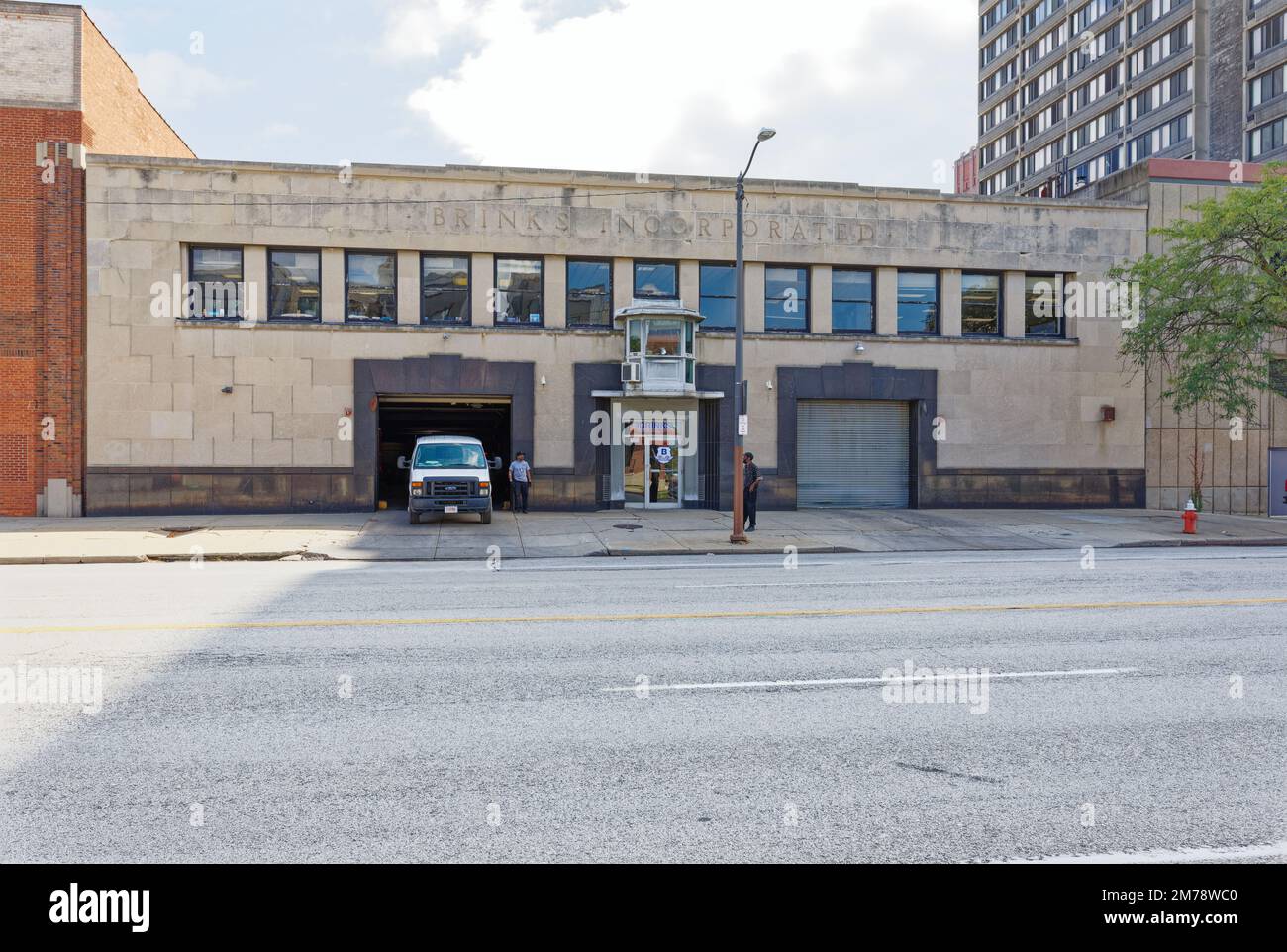 Brink’s Incorporated – les gens de camions blindés – garage sur Superior Avenue. Notez le montant de protection au-dessus de la porte avant, entre les quais de chargement. Banque D'Images